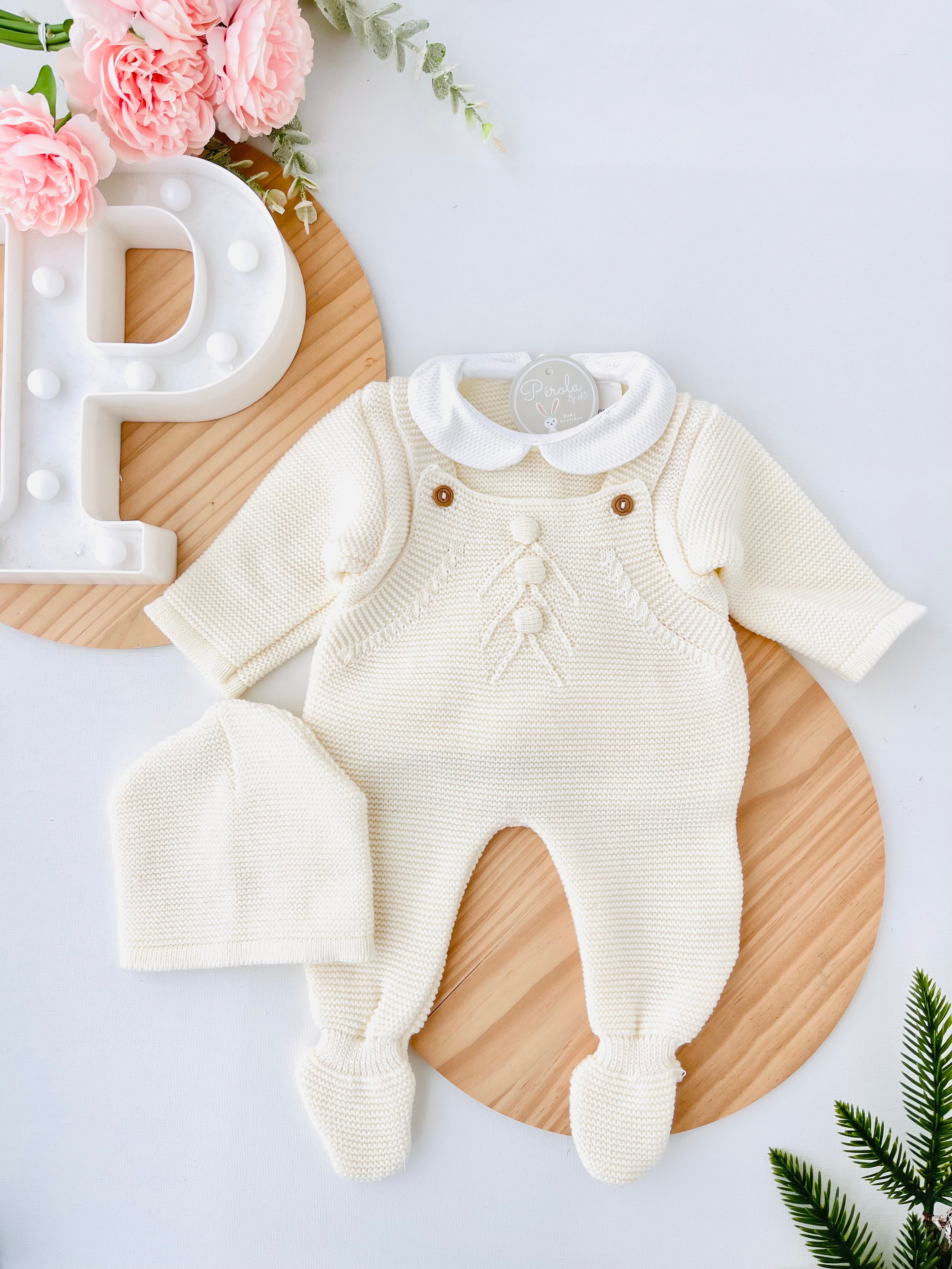 Saída de maternidade bolinhas: jardineiras, camisola e gorro