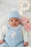 Conjunto coelhinho: jardineiras, camisola e gorro