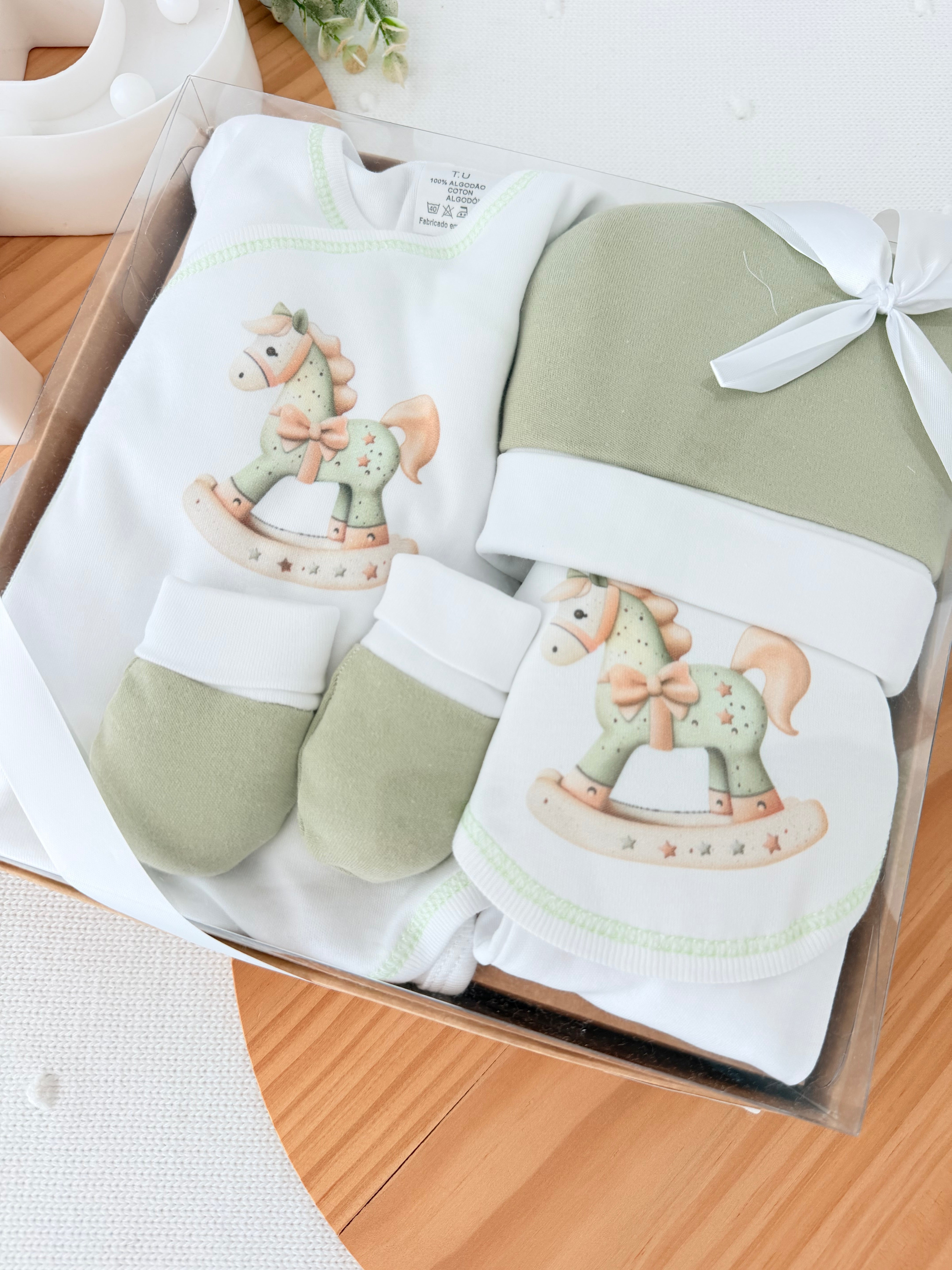 Pack interiores cavalinho: body, calças, gorro, luvas e babete