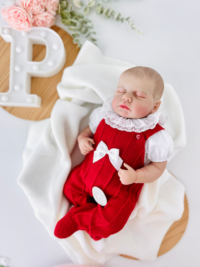 Saída de maternidade em vermelho: jardineiras e blusa