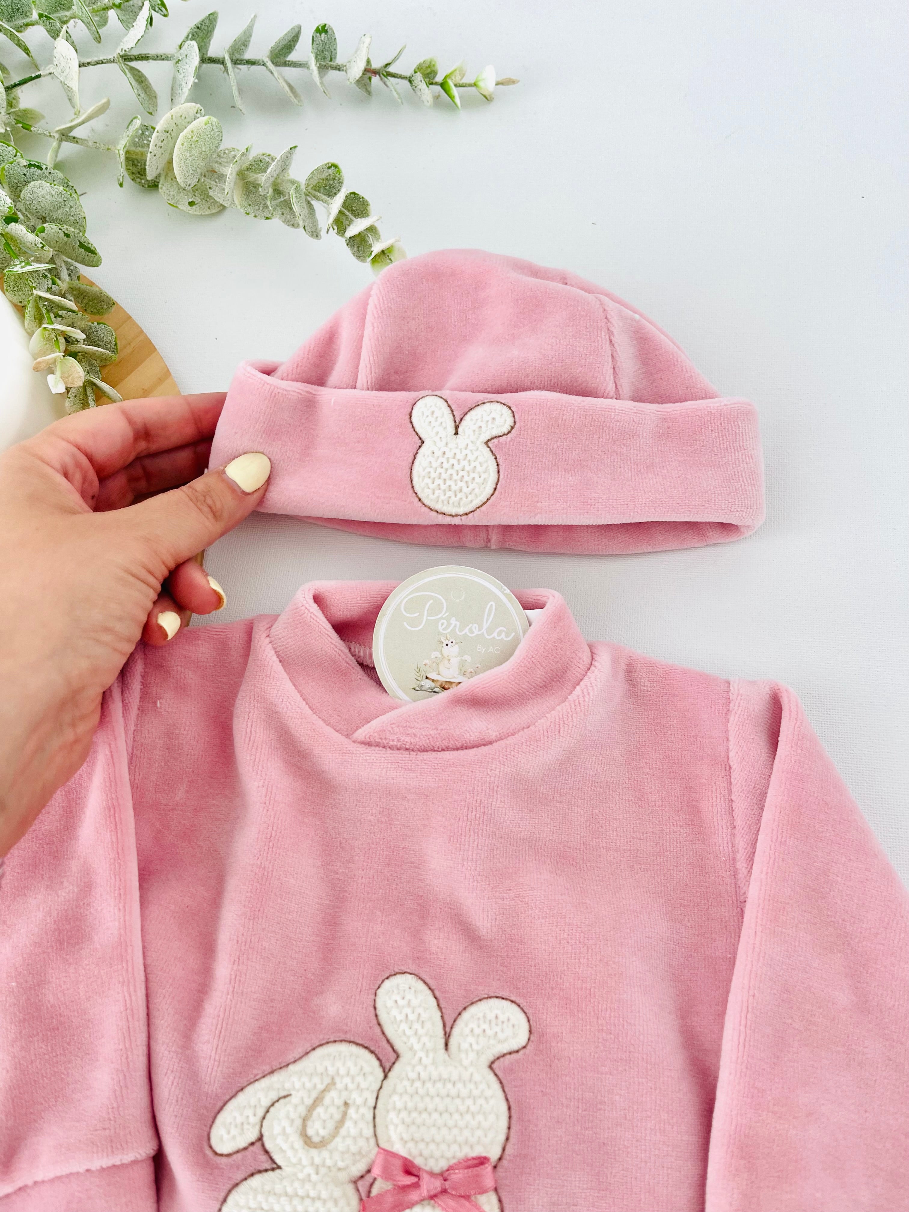 Conjunto em veludo 4 peças tema coelhinho : calças, camisola, carapins e gorro
