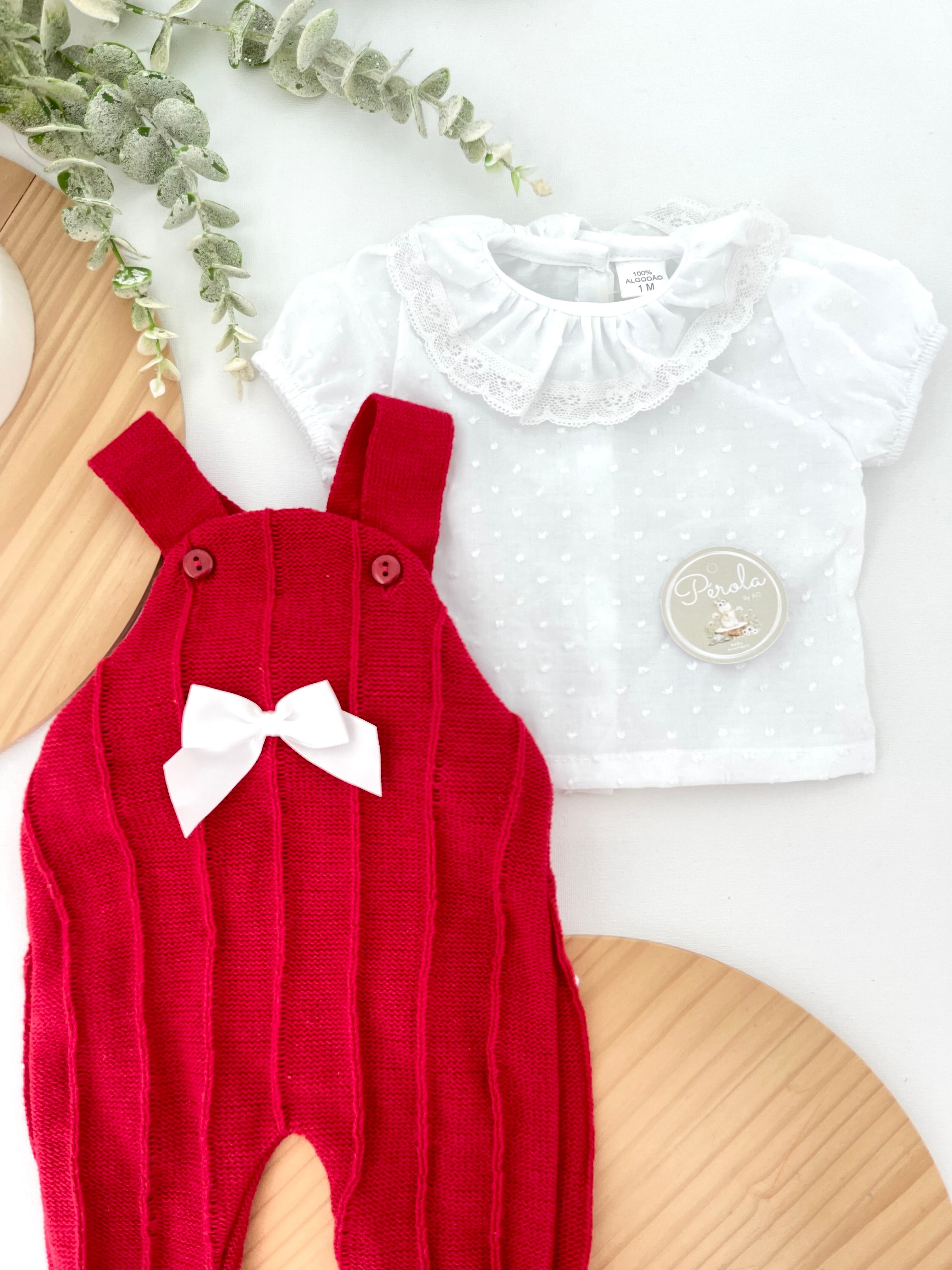 Saída de maternidade em vermelho: jardineiras e blusa