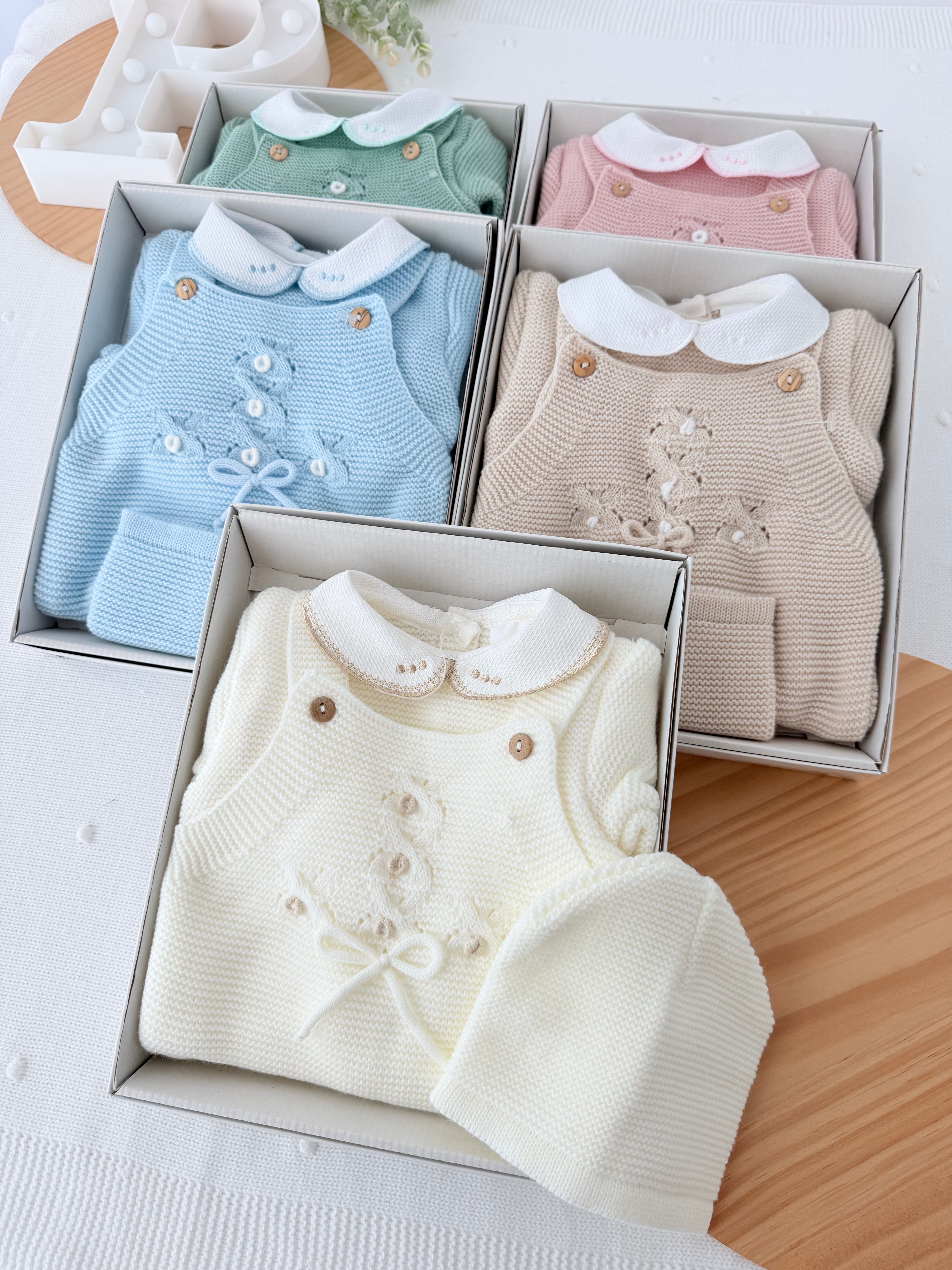Saídas de maternidade: jardineiras, camisola e gorro outono inverno