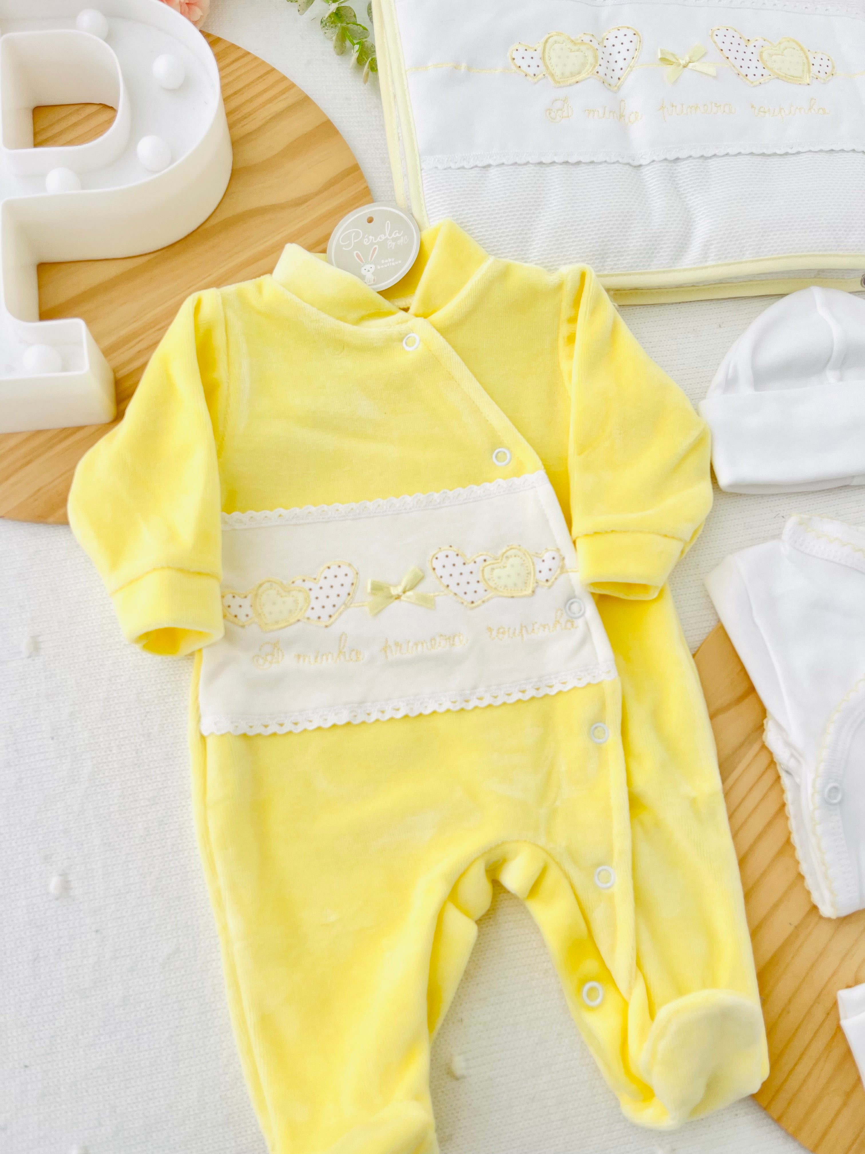 Conjunto A minha primeira roupinha em amarelo