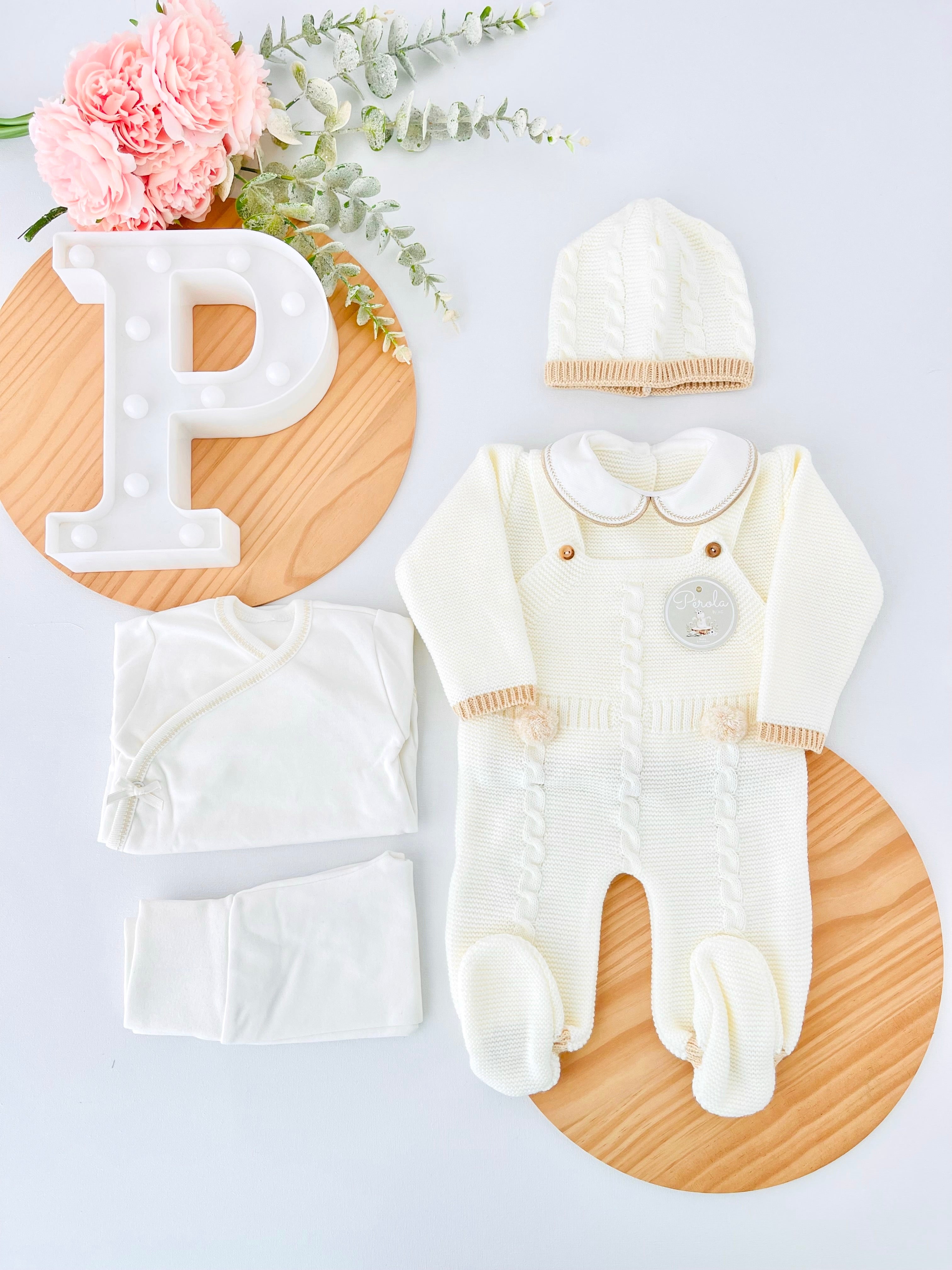 Pack saída de maternidade Pérola 5 peças: body, calças, jardineiras, camisola e gorro