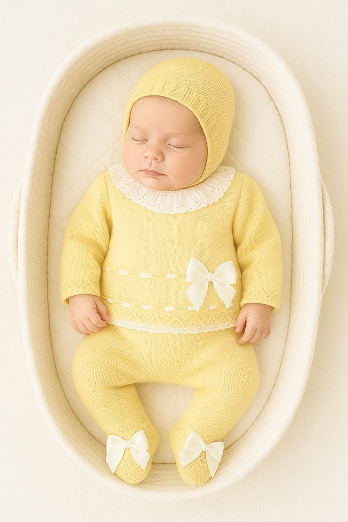 Conjunto rendinha amarelo: camisola, calças e touca