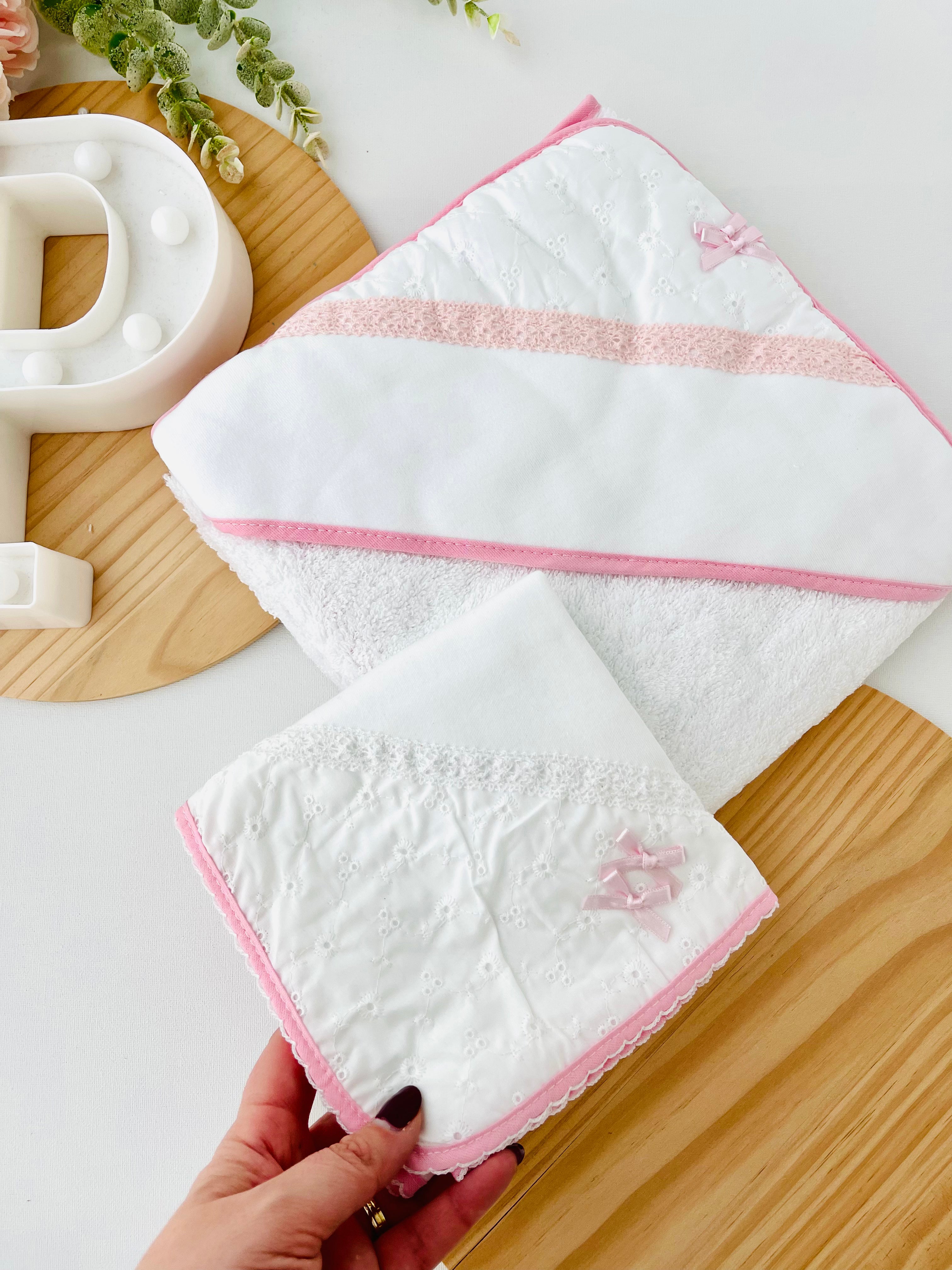 Conjunto toalha de banho e fralda- tema "Renda"