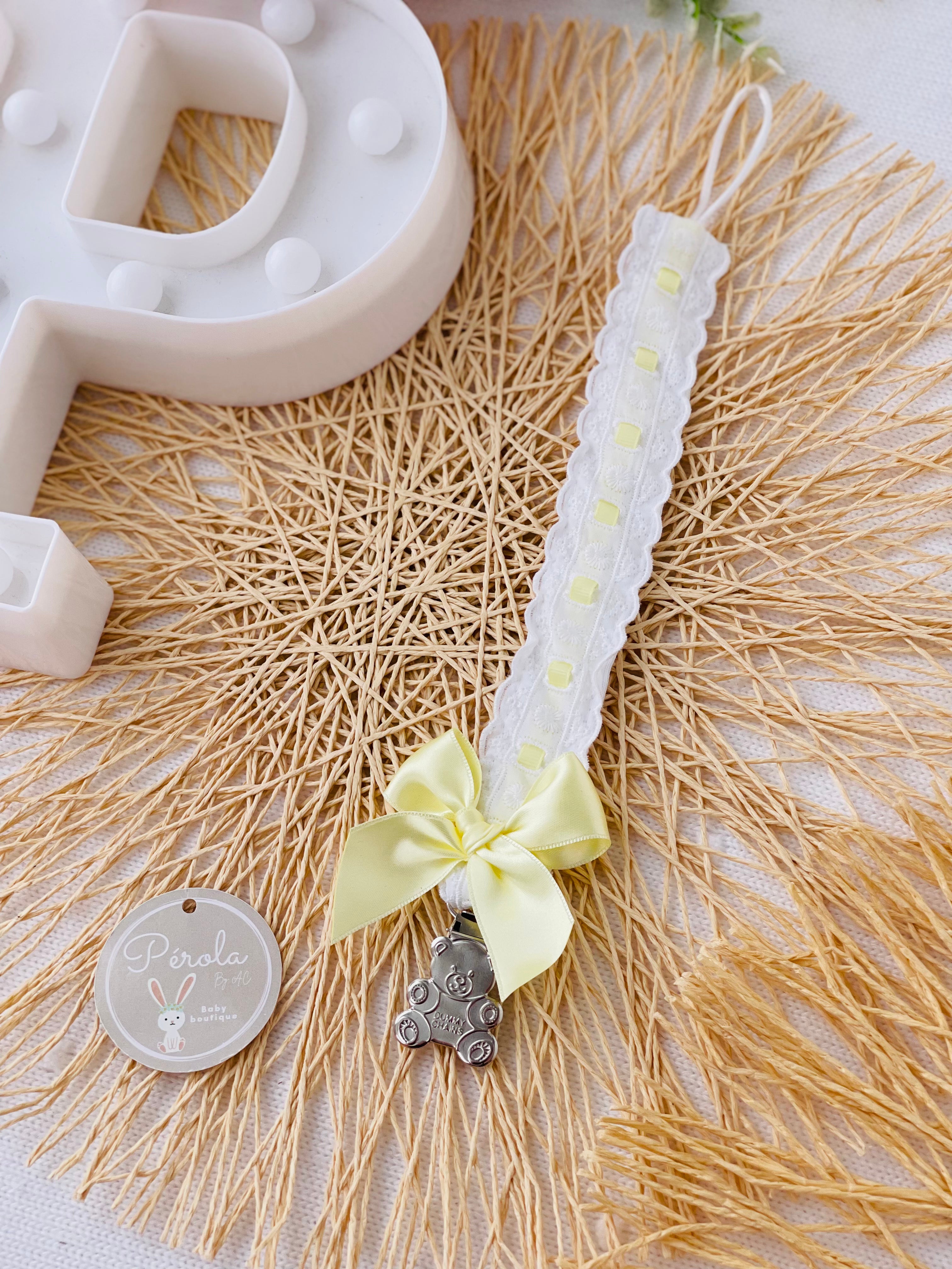 Prende chupetas com bordado inglês