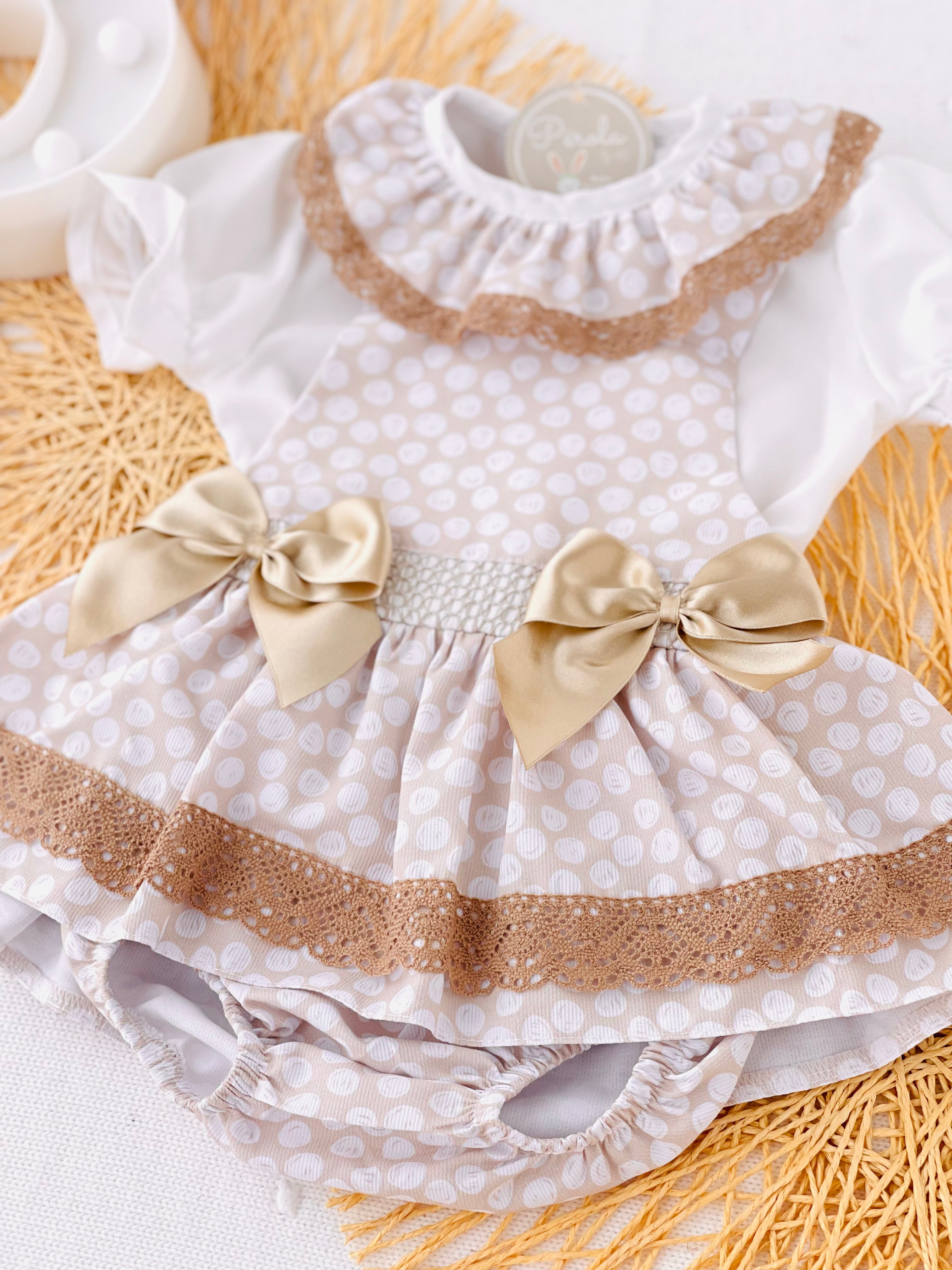 Fofo bege e blusa com renda