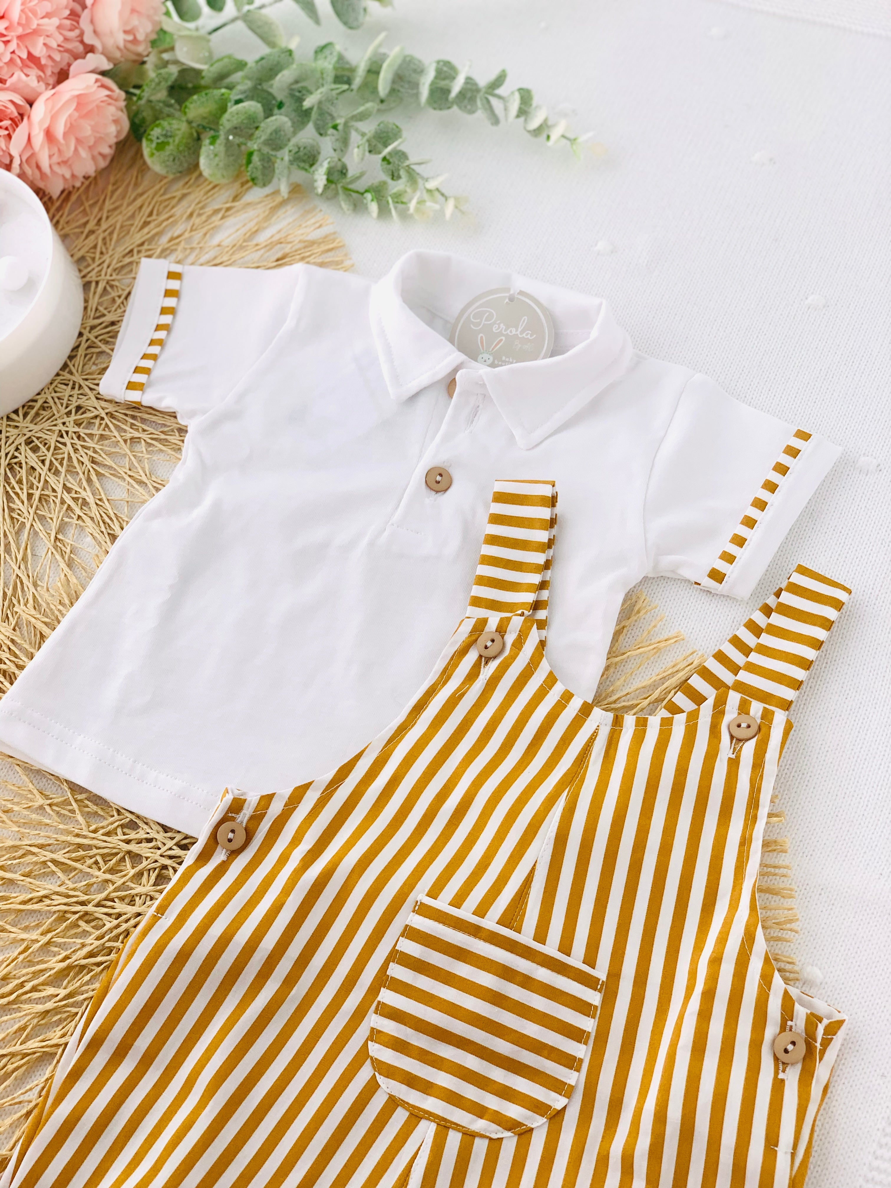 Jardineiras e polo às riscas