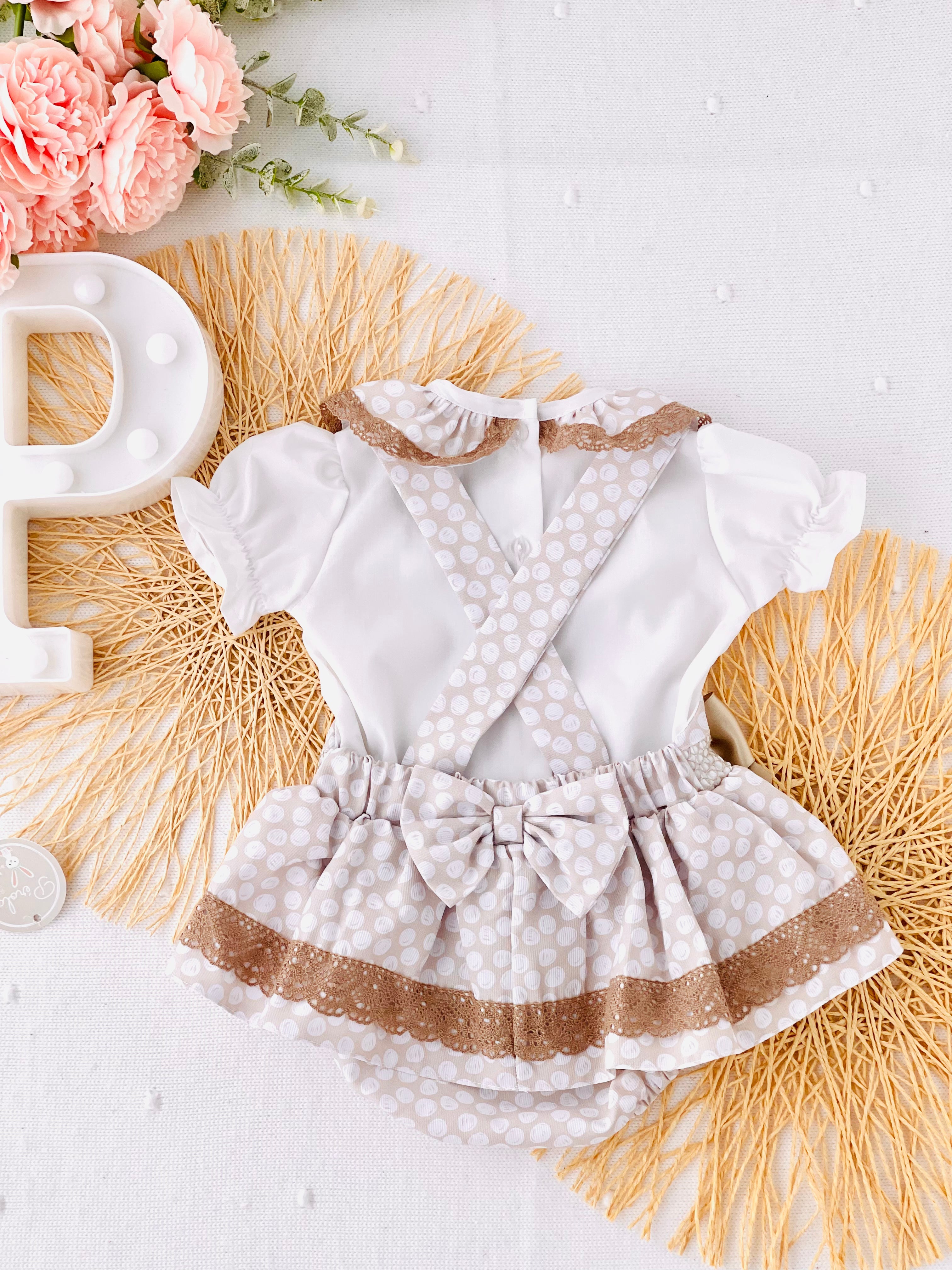 Fofo bege e blusa com renda