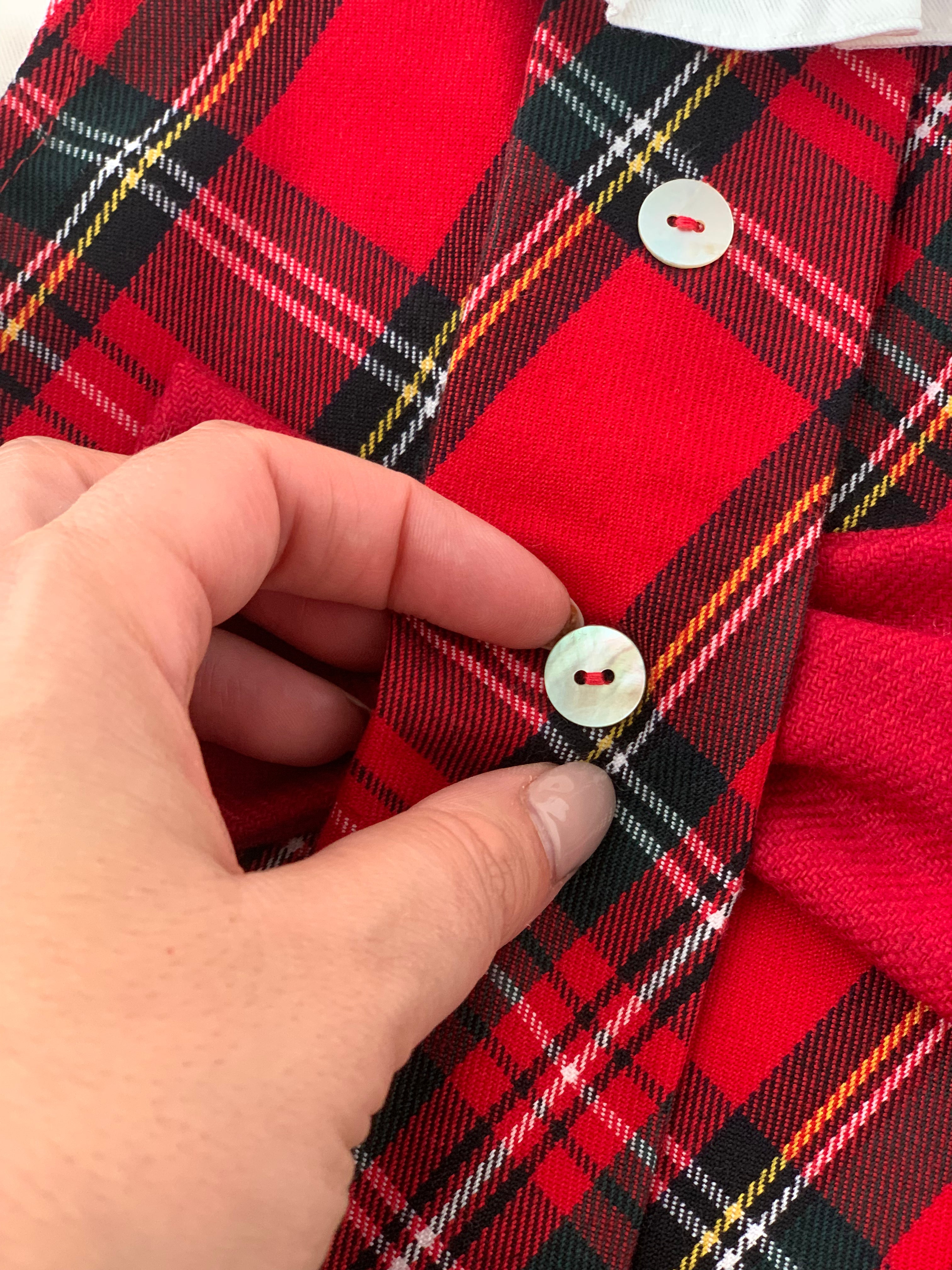 Conjunto laço vermelho: vestido xadrez  e camisa