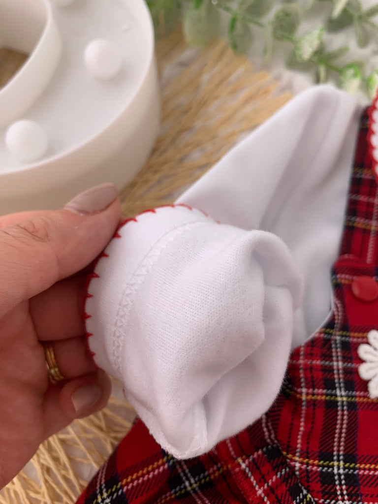 Jardineiras e camisola com carda