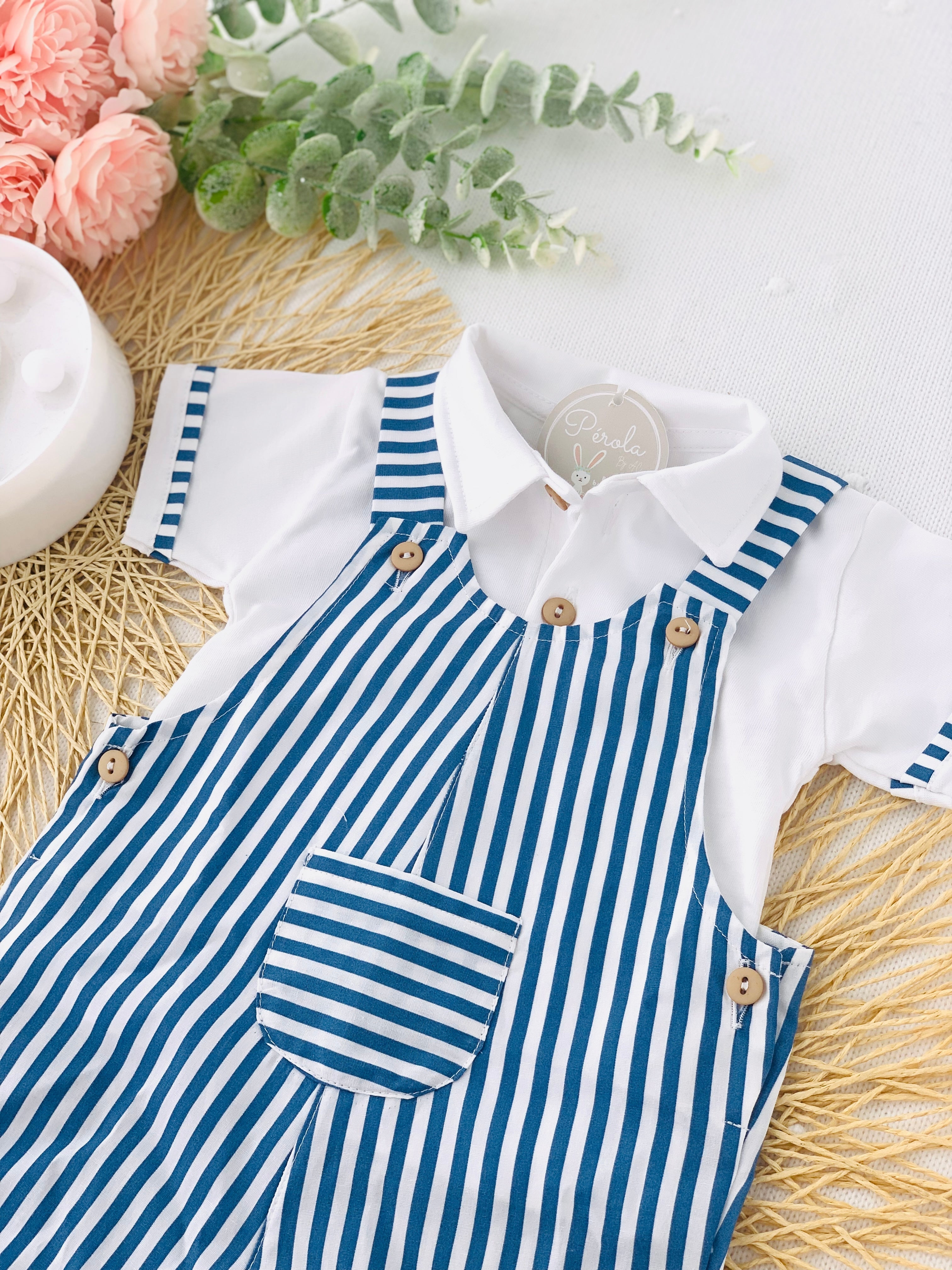 Jardineiras e polo às riscas