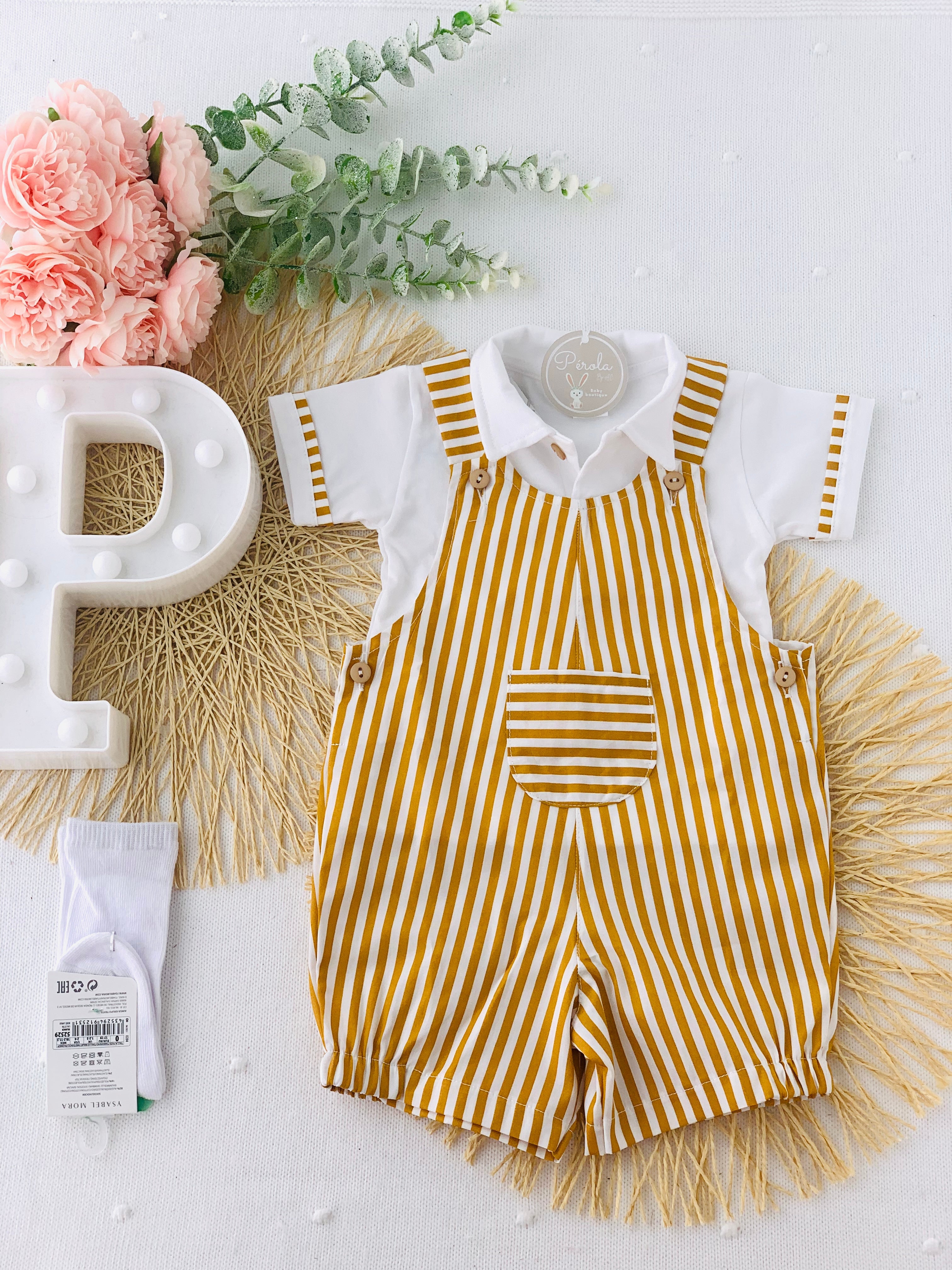 Jardineiras e polo às riscas