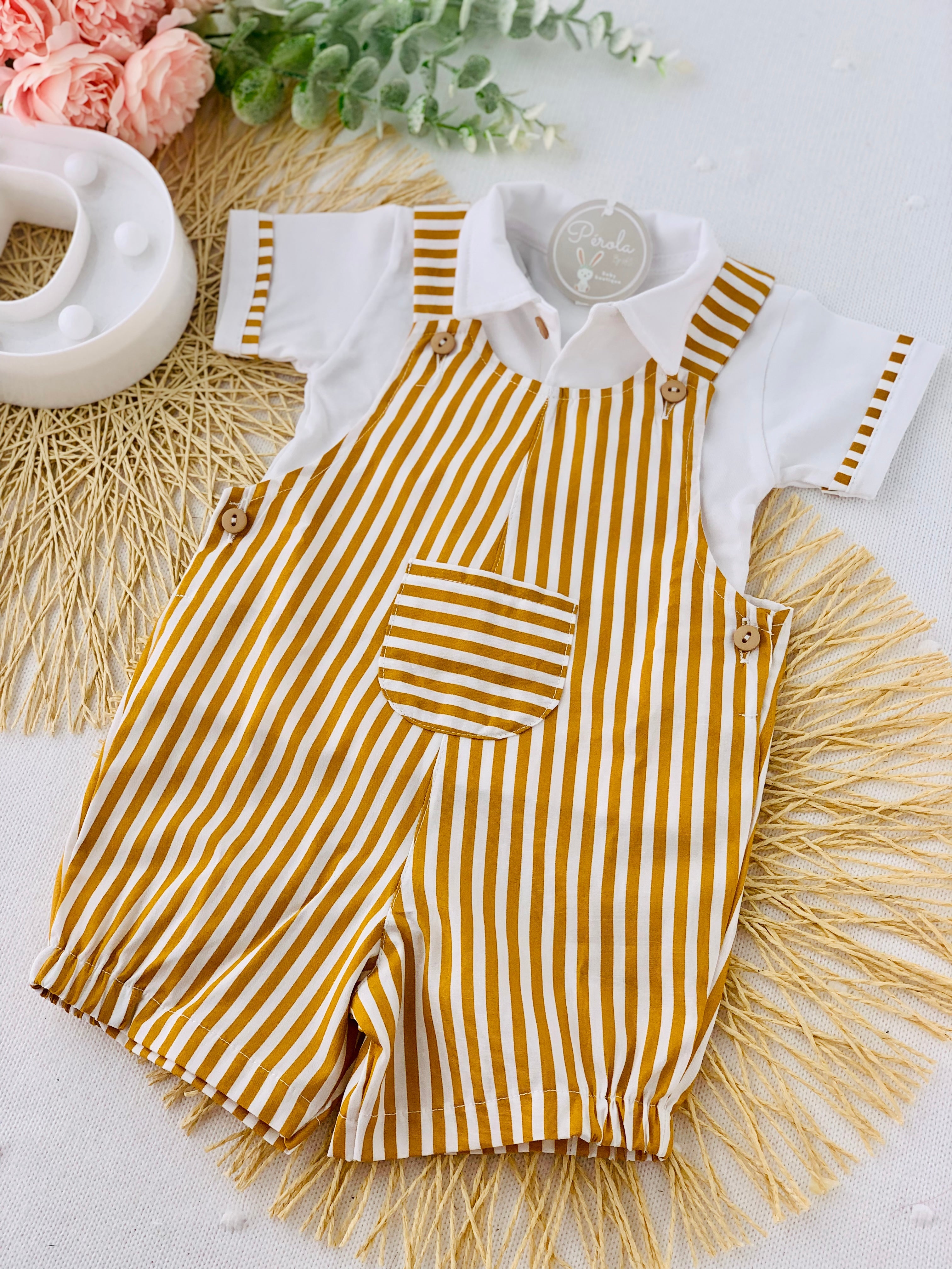 Jardineiras e polo às riscas