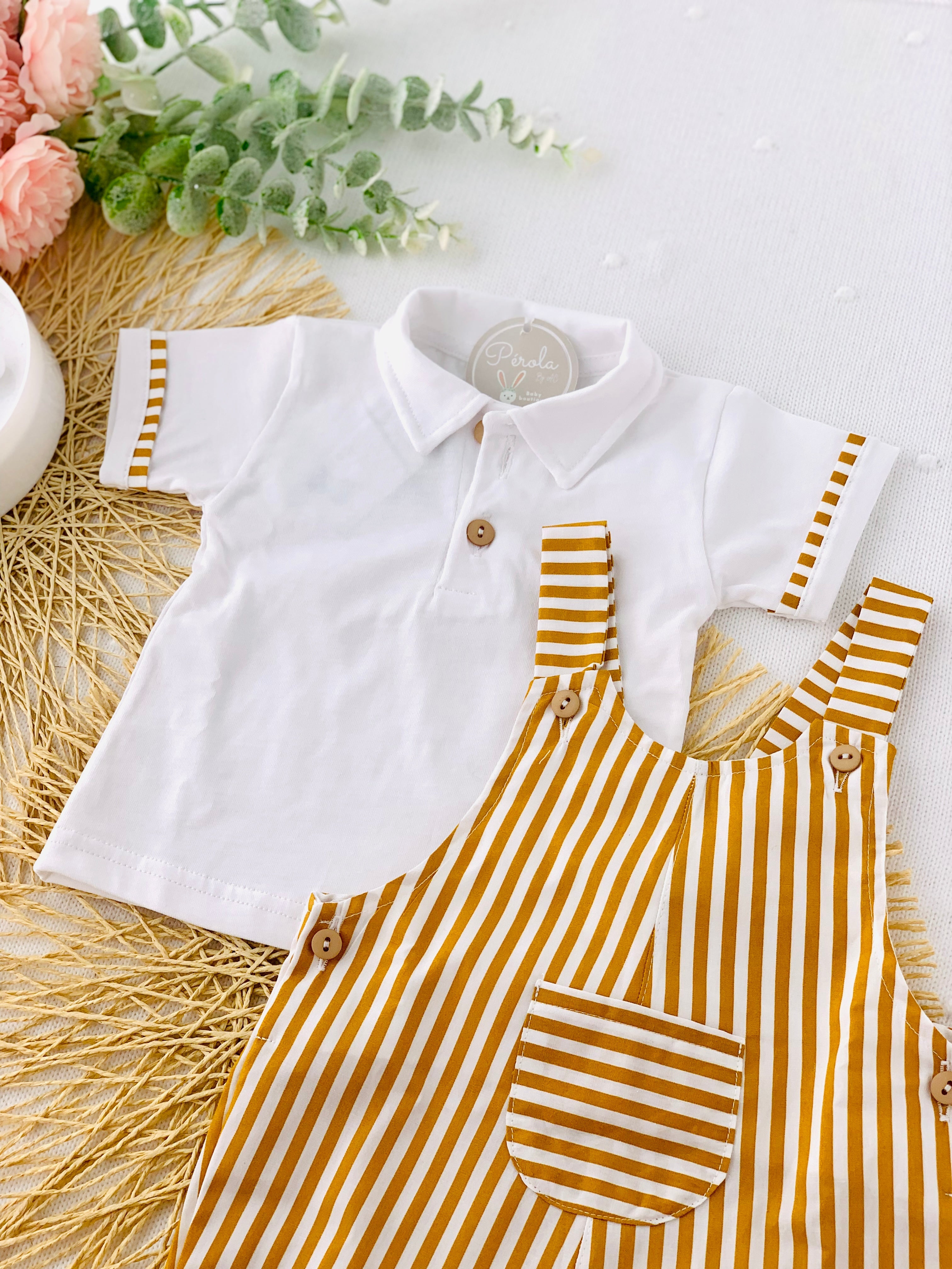 Jardineiras e polo às riscas