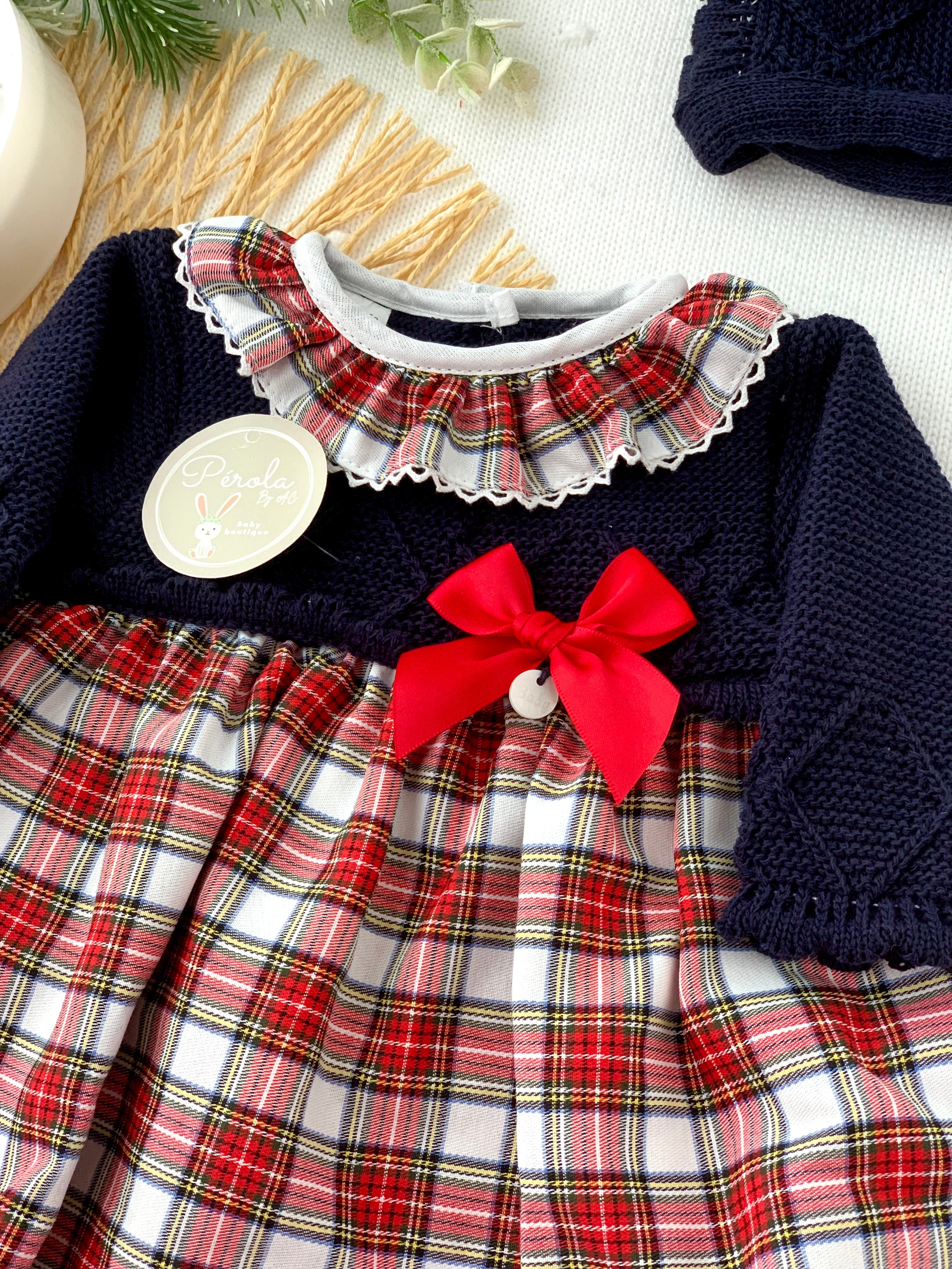 Vestido com golinha redonda e touca xadrez