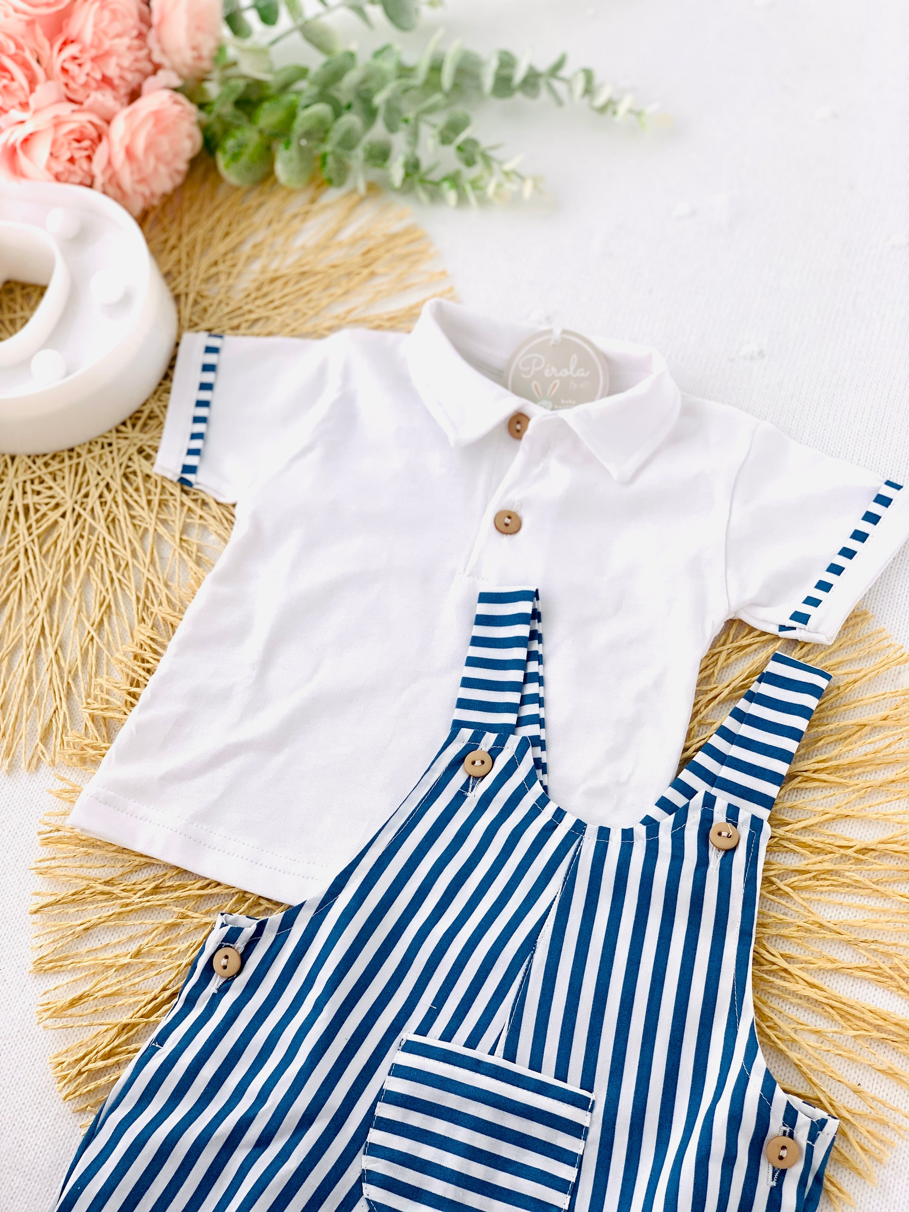 Jardineiras e polo às riscas