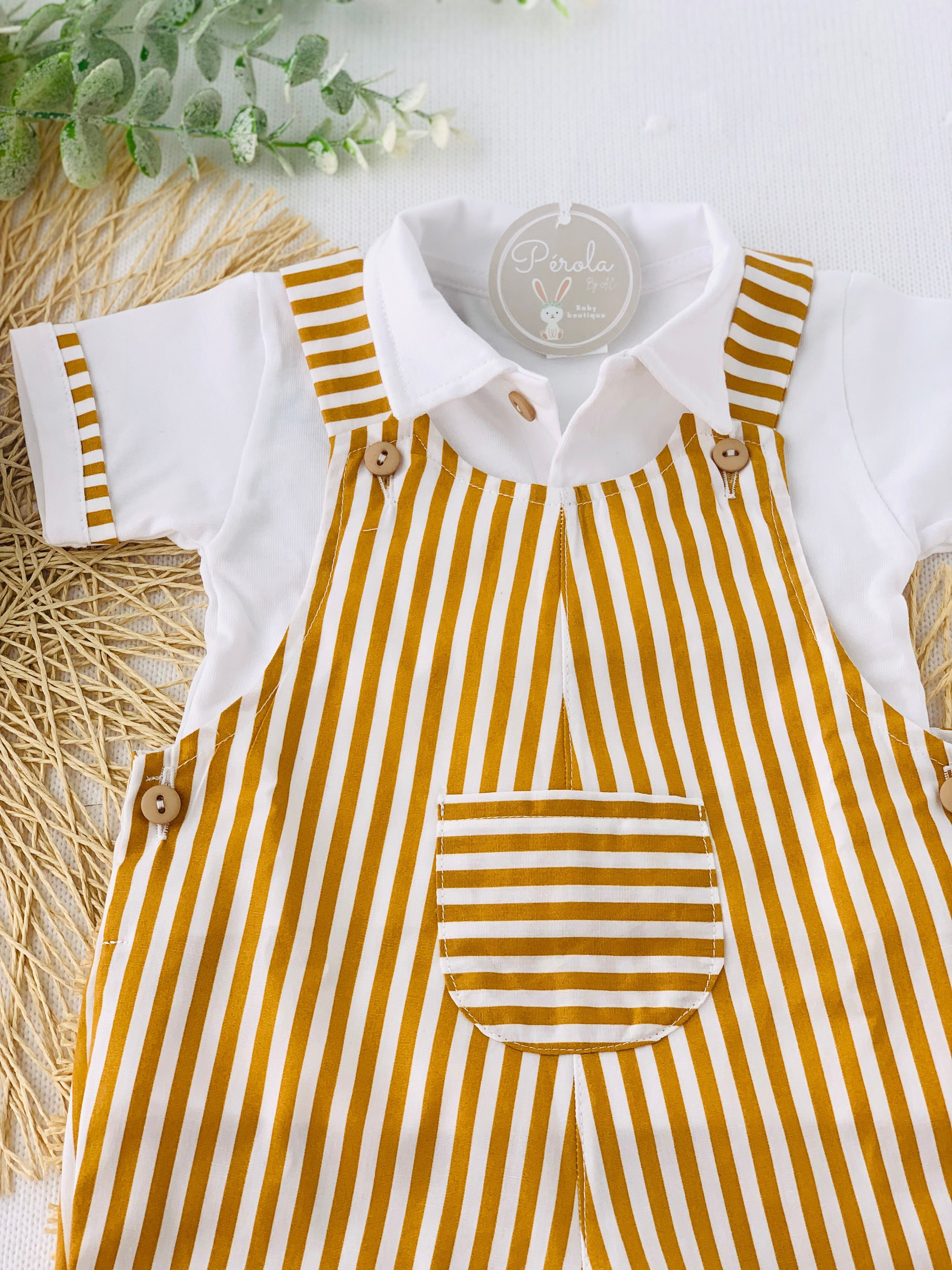 Jardineiras e polo às riscas