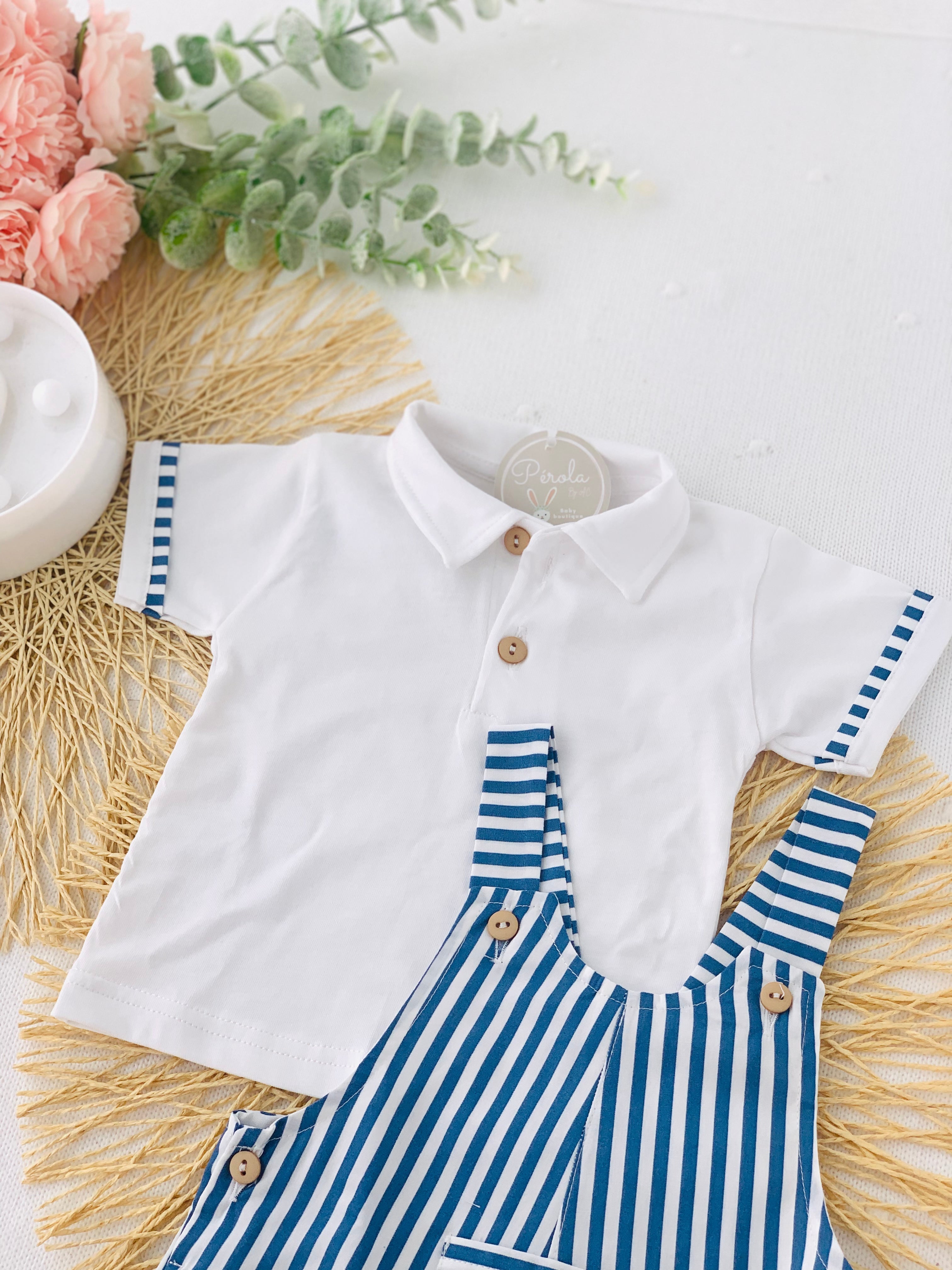 Jardineiras e polo às riscas