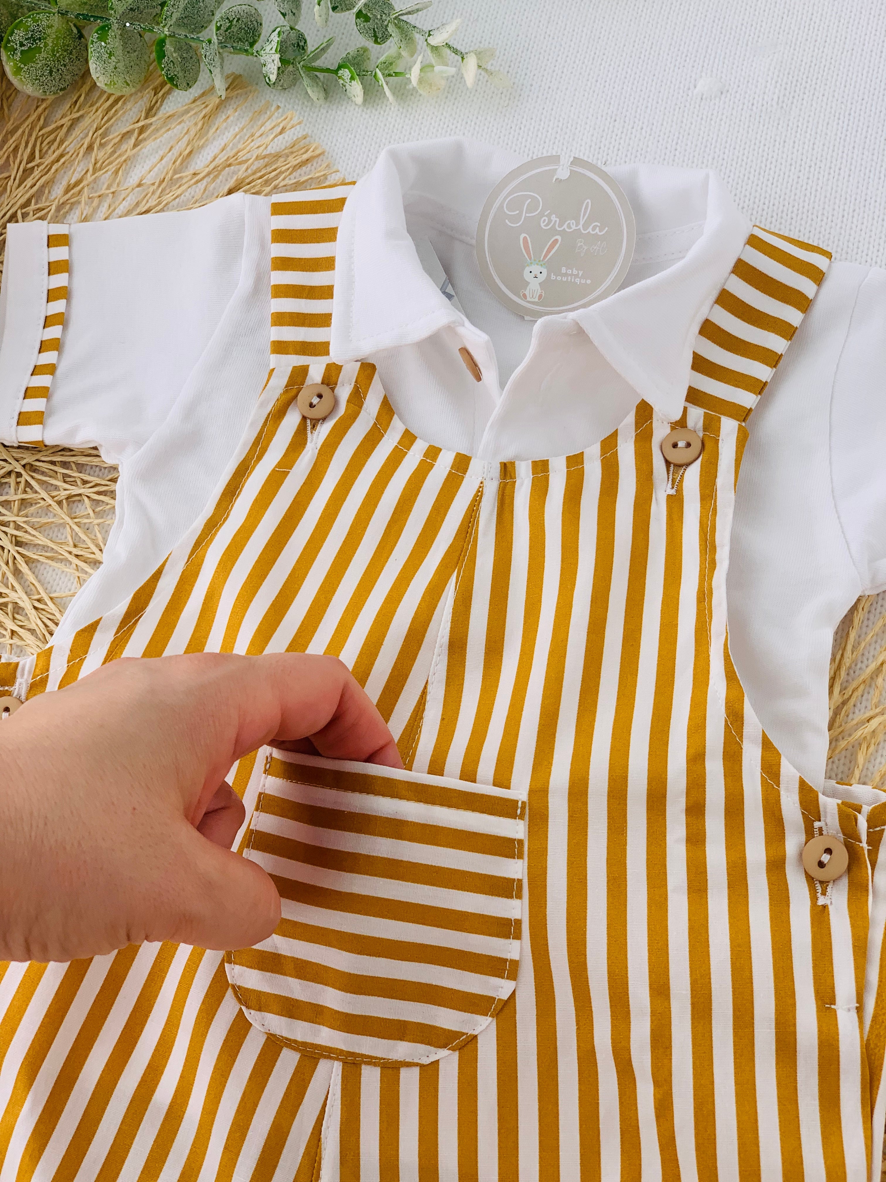 Jardineiras e polo às riscas