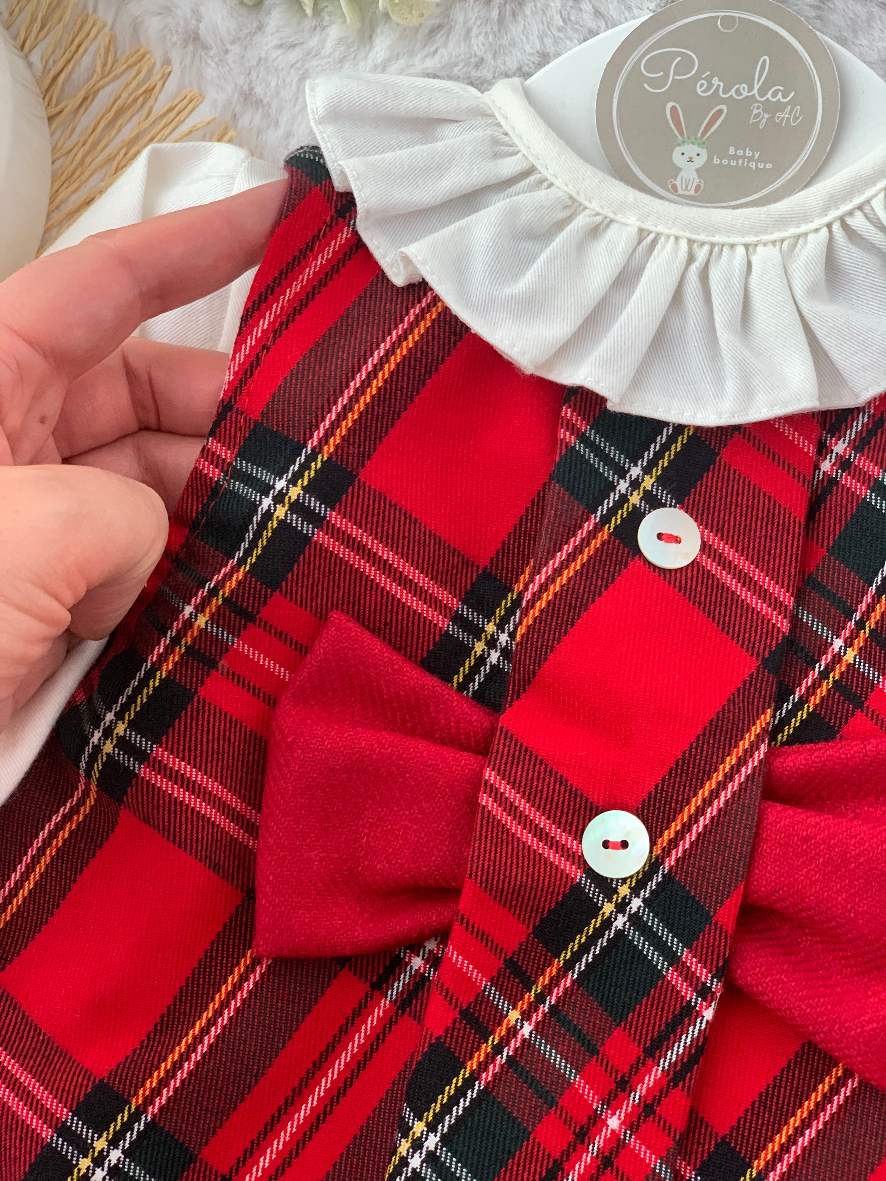 Conjunto laço vermelho: vestido xadrez  e camisa