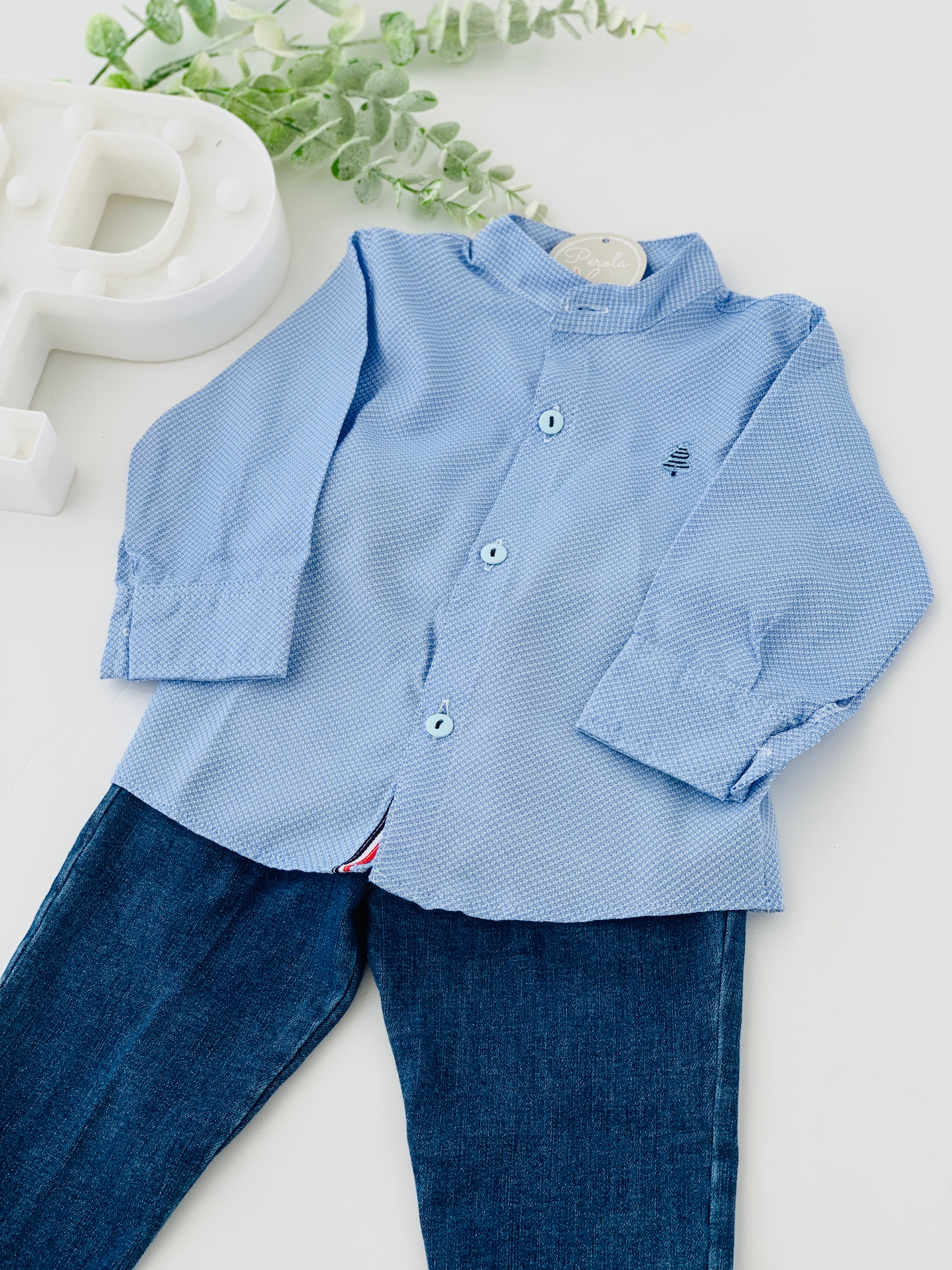 Camisa e calças de ganga