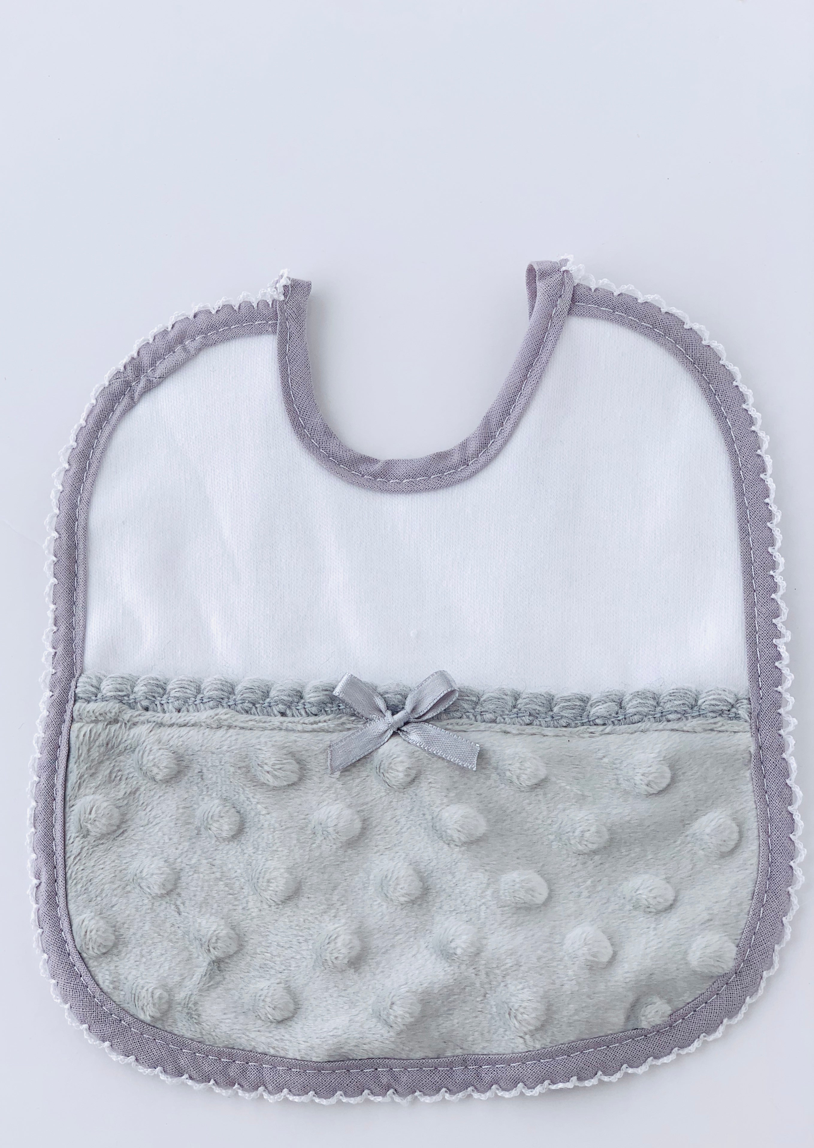 Babete pintinhas em pêlo