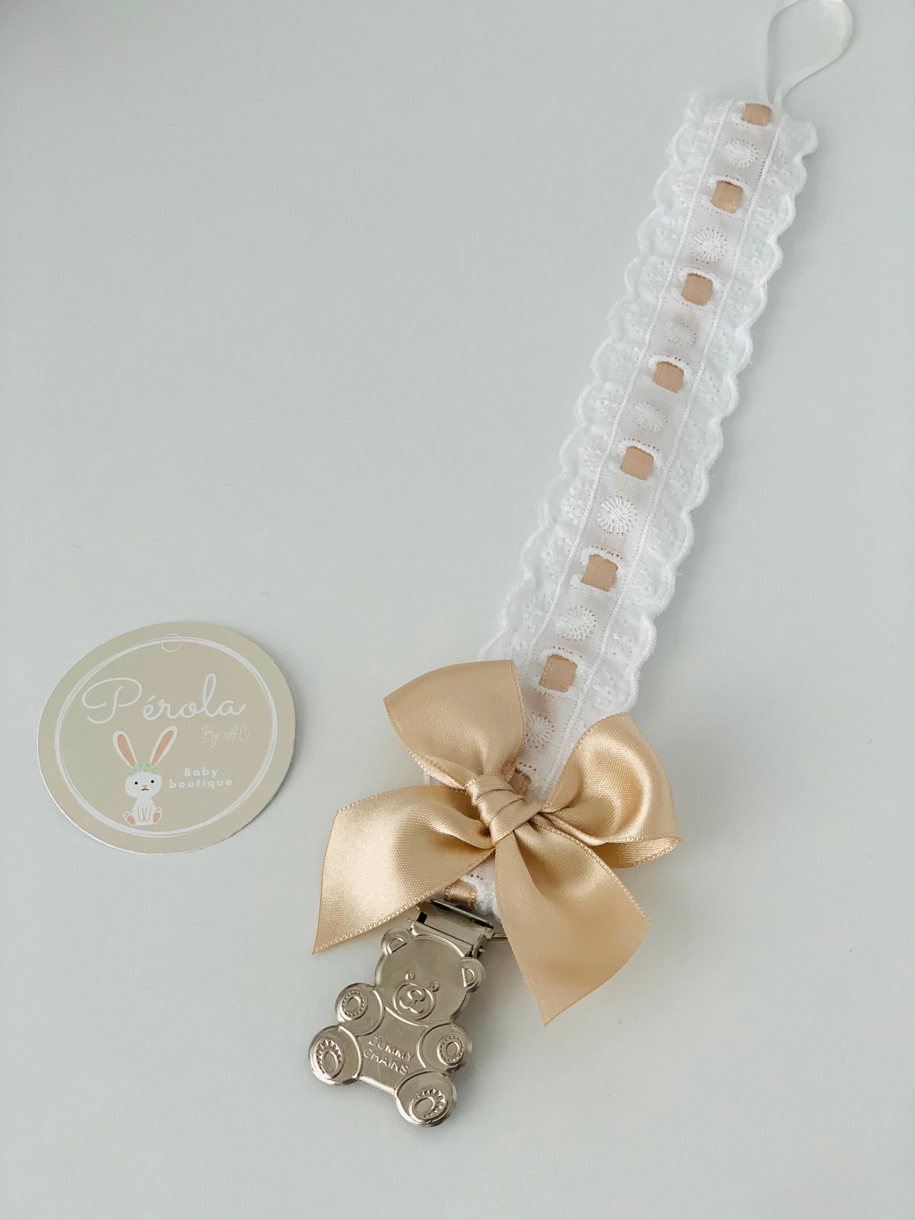 Prende chupetas com bordado inglês