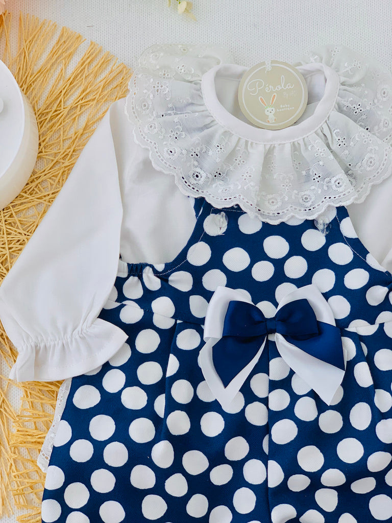 Jardineiras e blusa com golinha grande bordado inglês