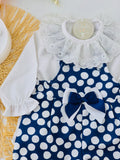 Jardineiras e blusa com golinha grande bordado inglês