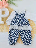 Jardineiras e blusa com golinha grande bordado inglês