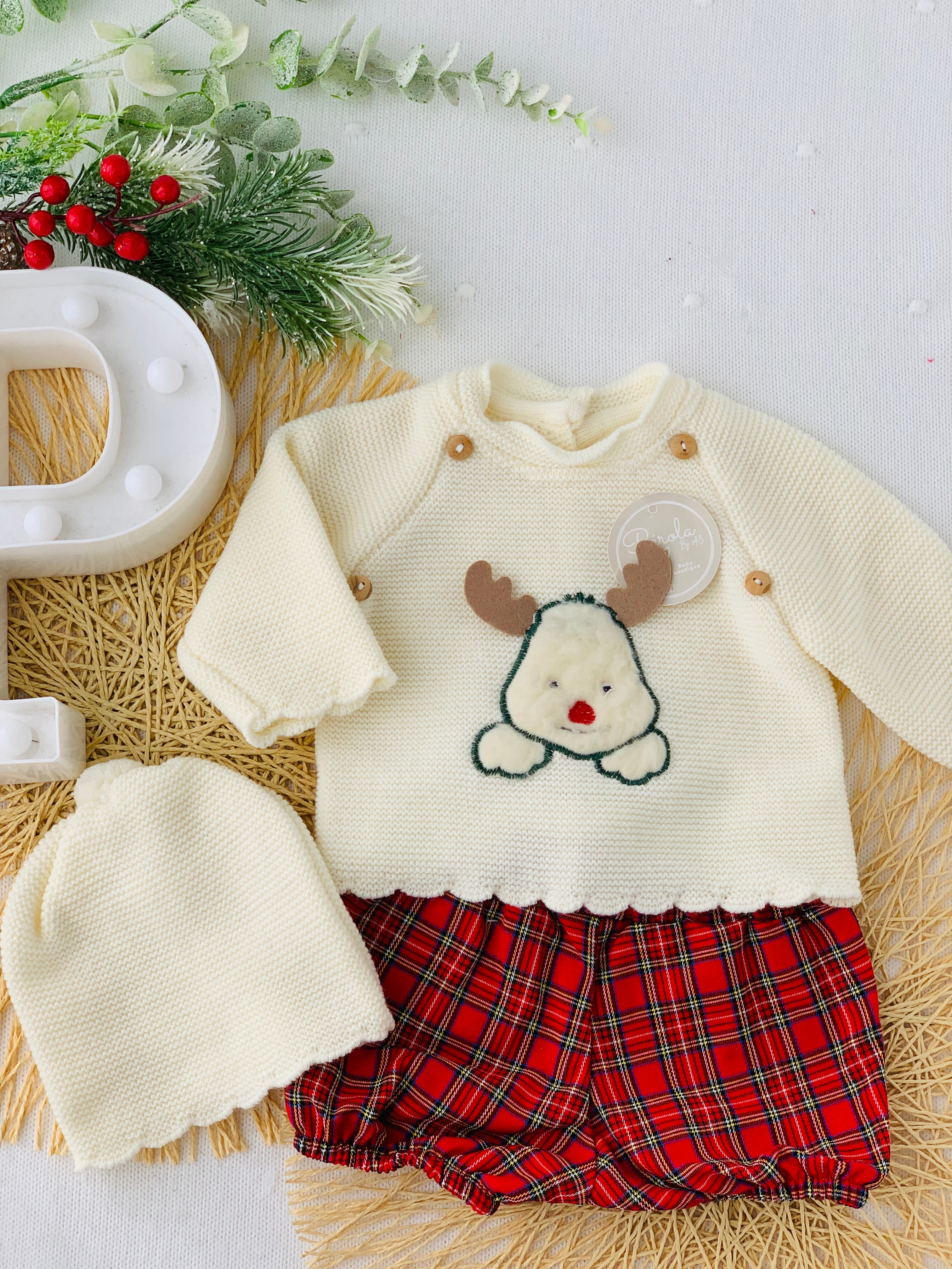Conjunto: camisola com rena, calções e gorro
