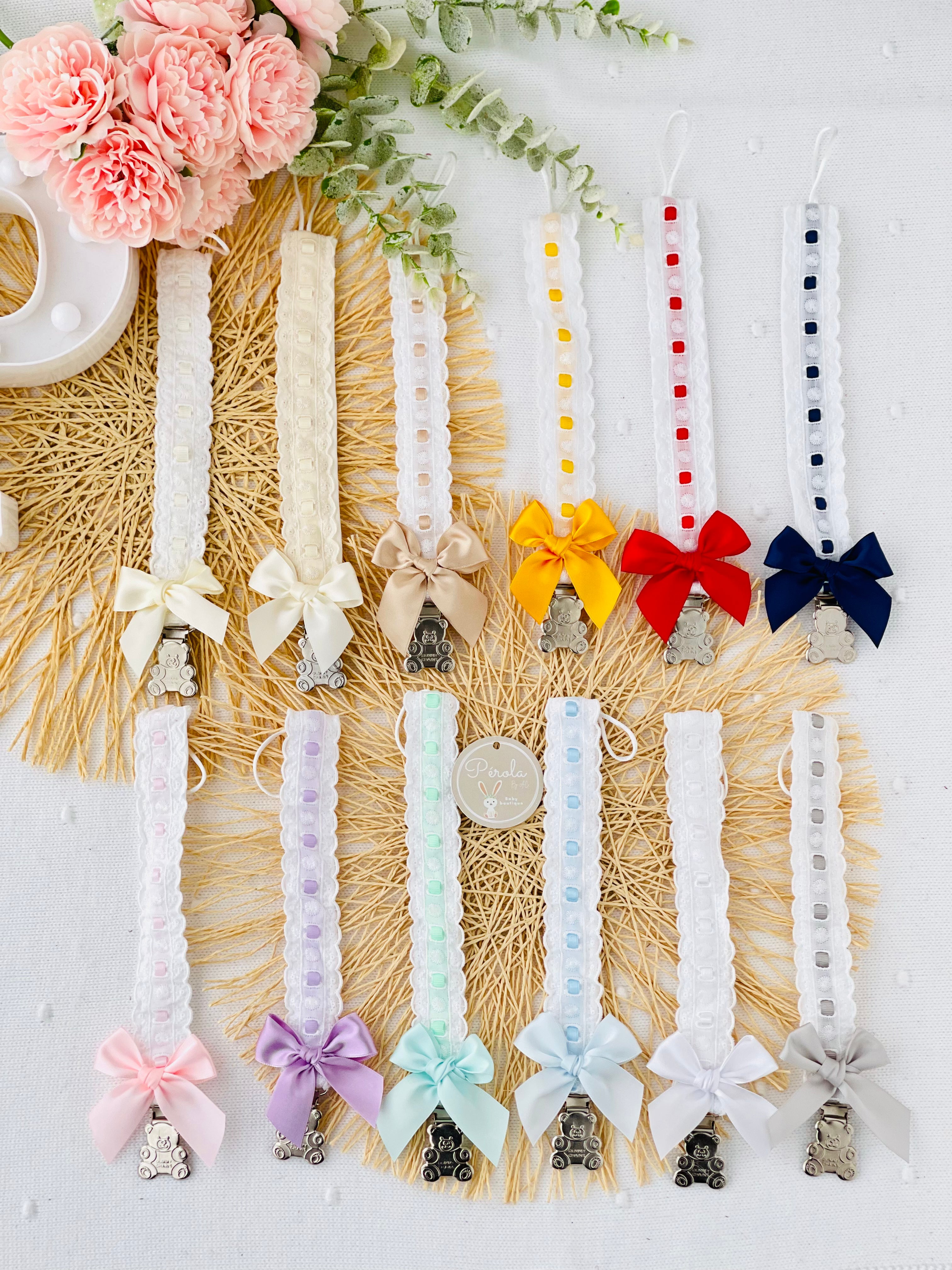 Prende chupetas com bordado inglês