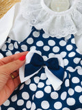 Jardineiras e blusa com golinha grande bordado inglês