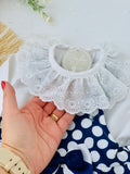 Jardineiras e blusa com golinha grande bordado inglês