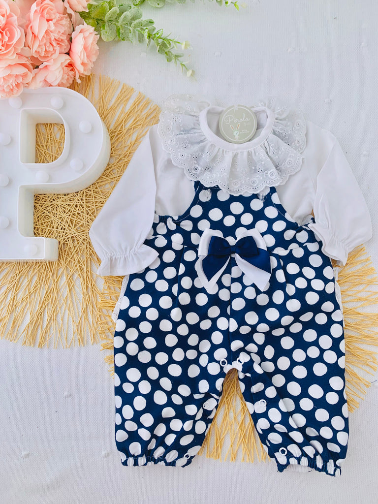 Jardineiras e blusa com golinha grande bordado inglês