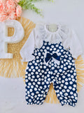 Jardineiras e blusa com golinha grande bordado inglês