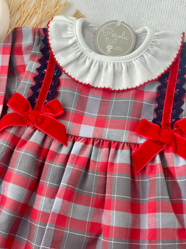 Vestido com laços em veludo no peito