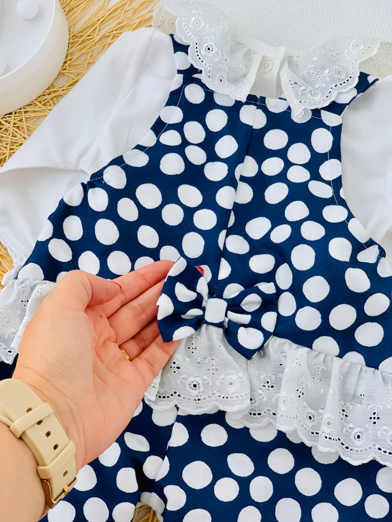 Jardineiras e blusa com golinha grande bordado inglês