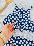Jardineiras e blusa com golinha grande bordado inglês