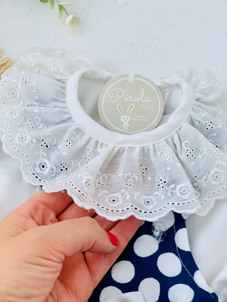 Jardineiras e blusa com golinha grande bordado inglês