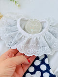 Jardineiras e blusa com golinha grande bordado inglês