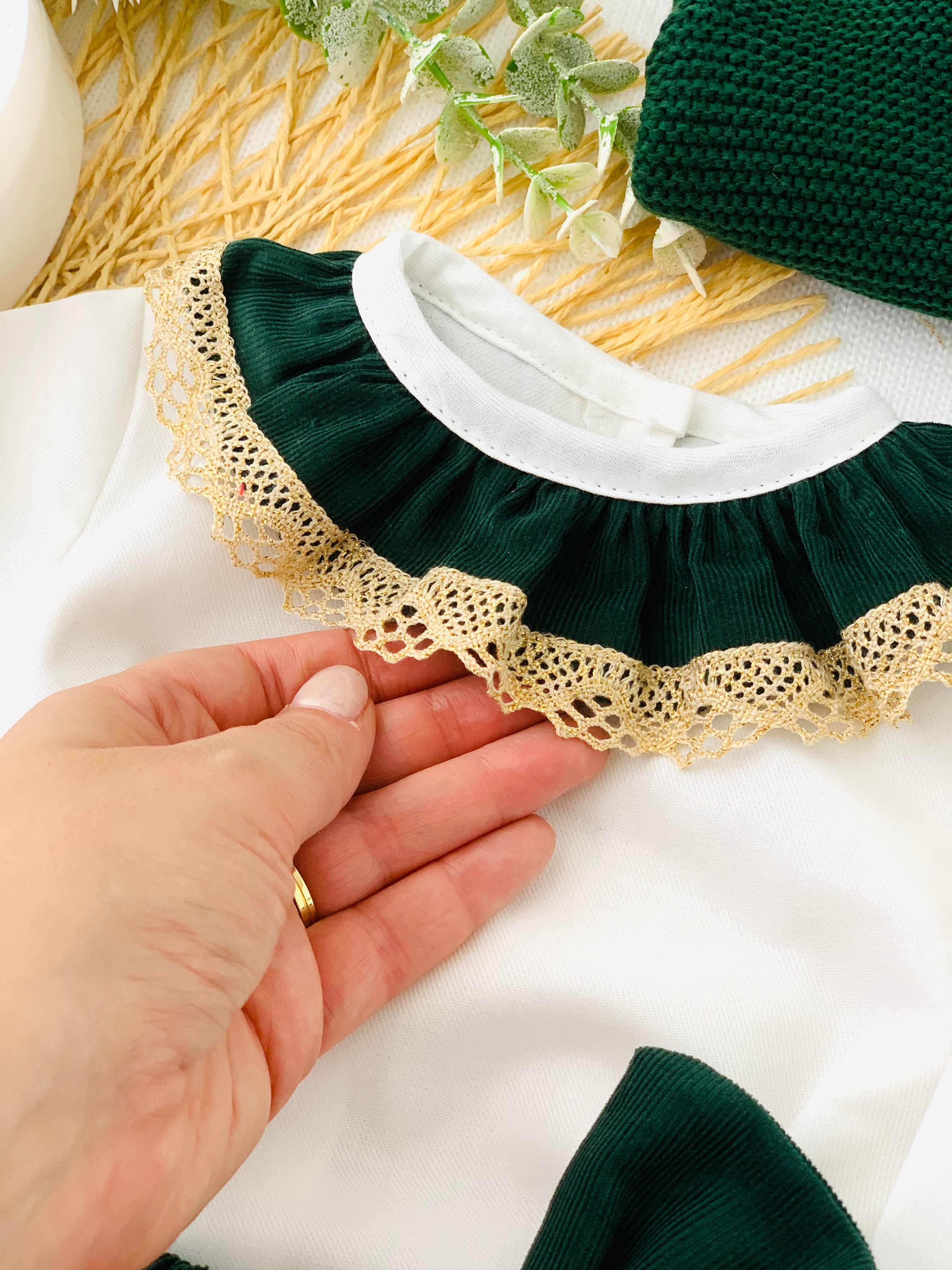 Conjunto renda dourada: blusa e saia bombazine