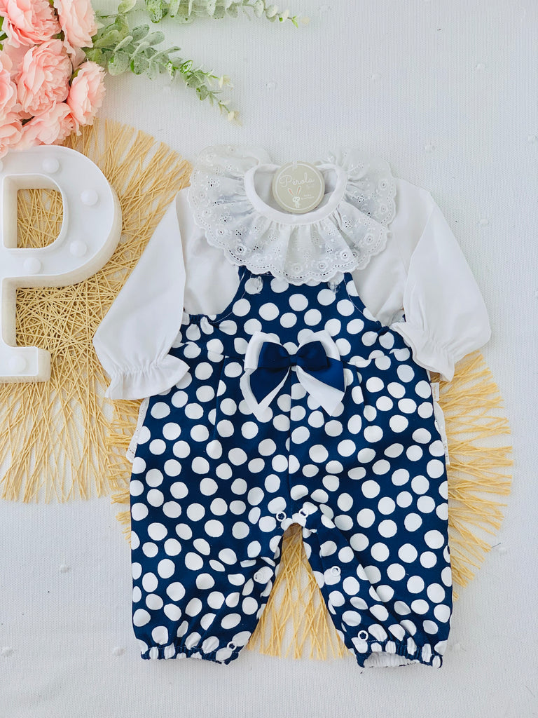 Jardineiras e blusa com golinha grande bordado inglês